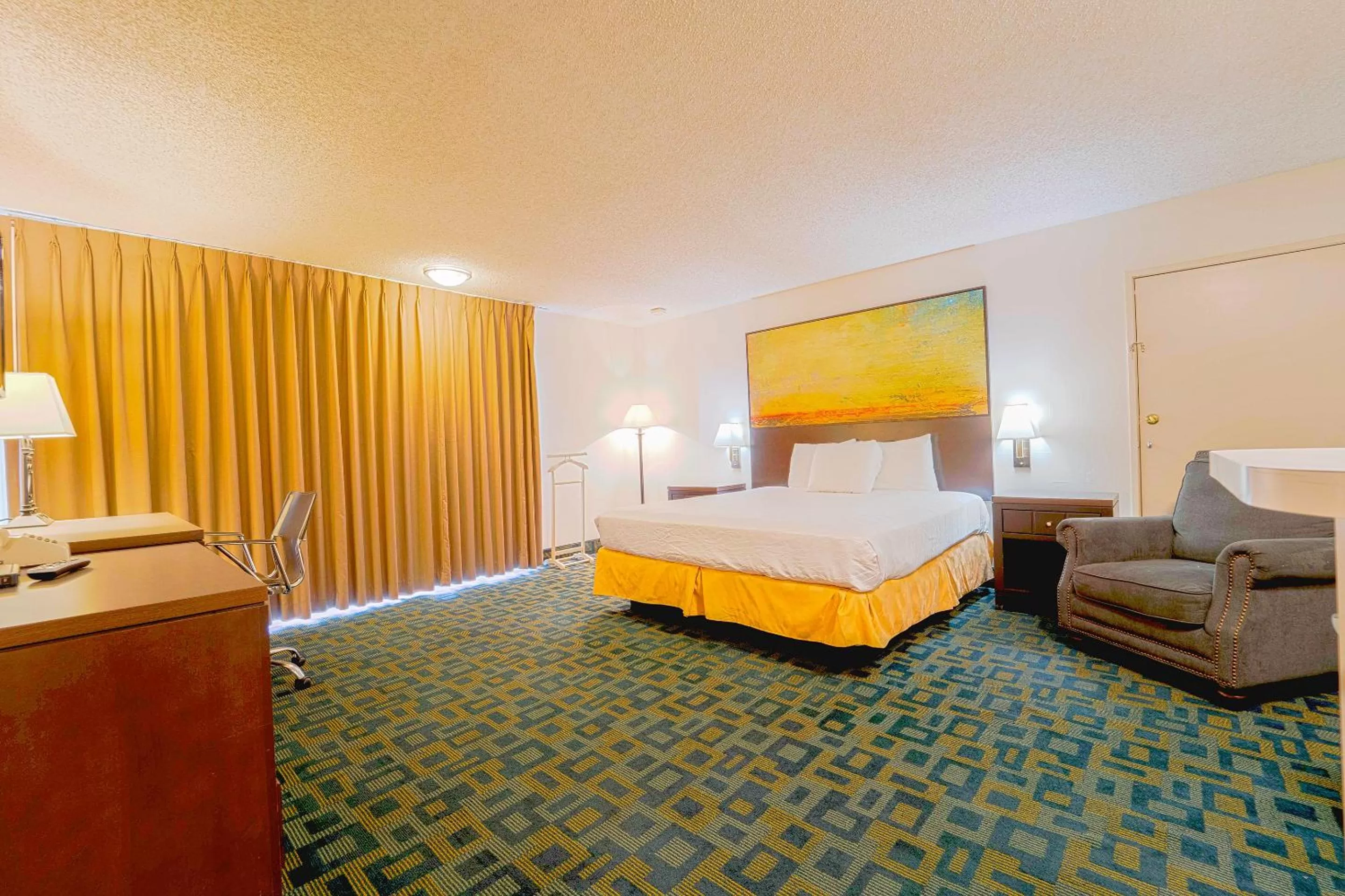 Bedroom, Bed in Royal Plaza Inn