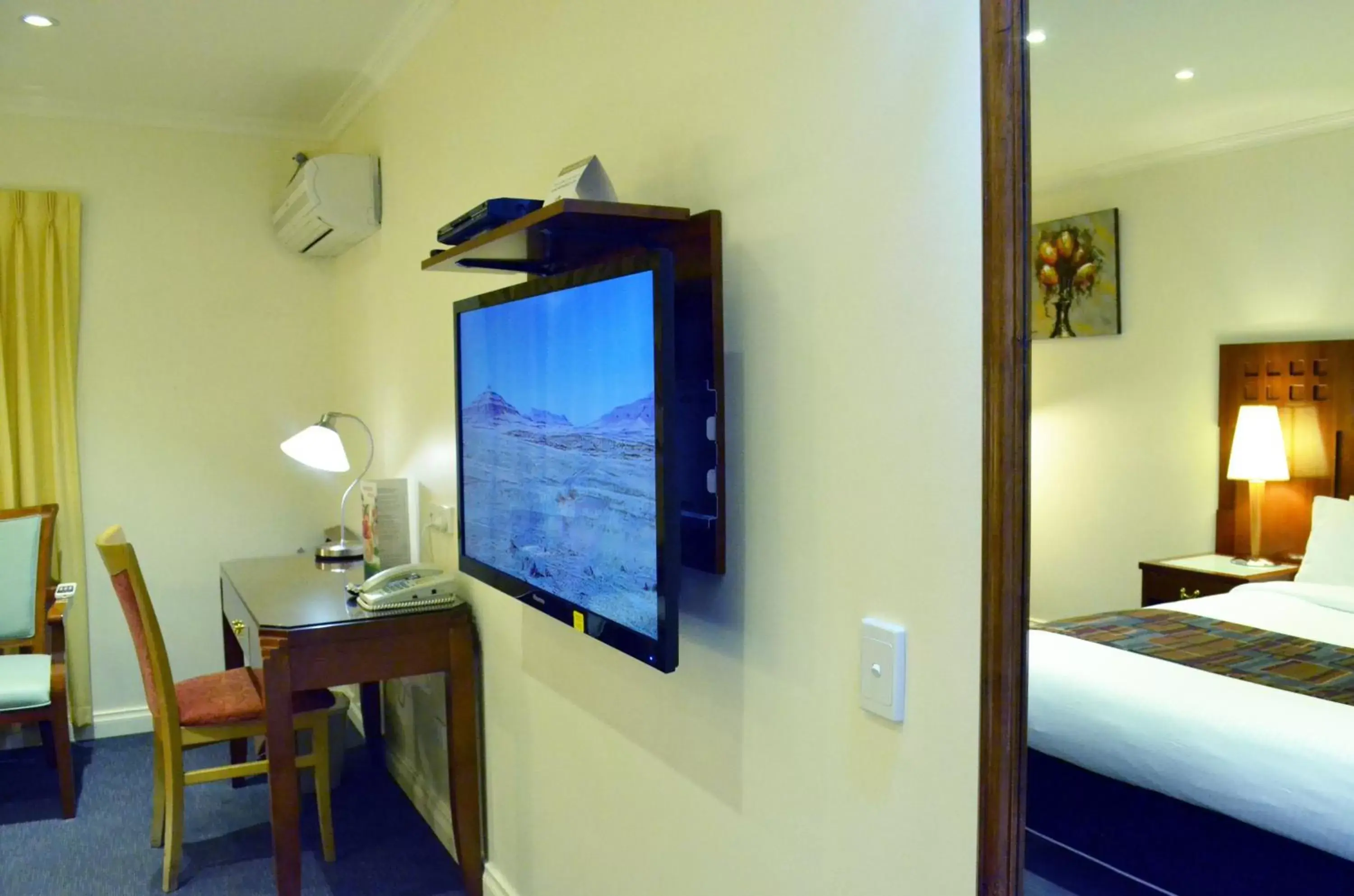 TV and multimedia, TV/Entertainment Center in Best Western Plus Buckingham International