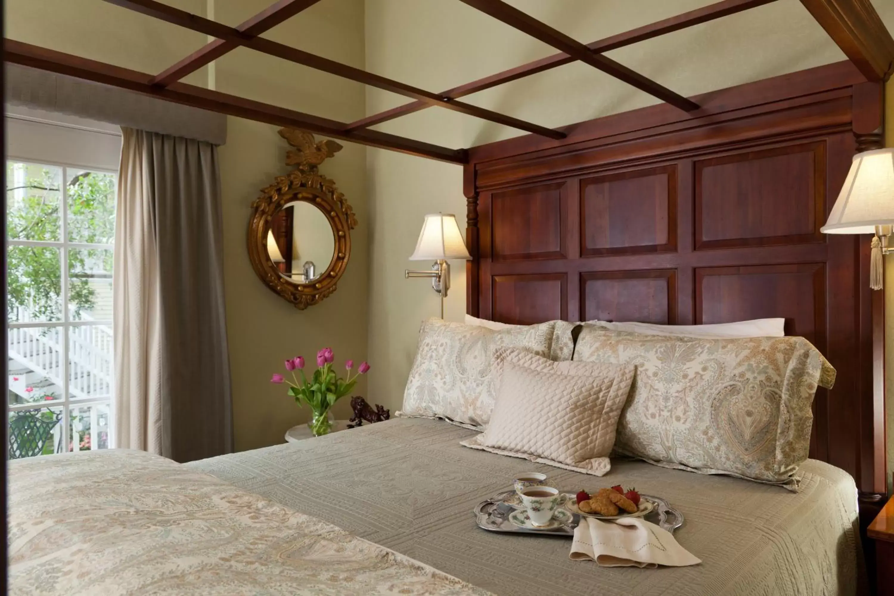 Bed in Azalea Inn and Villas