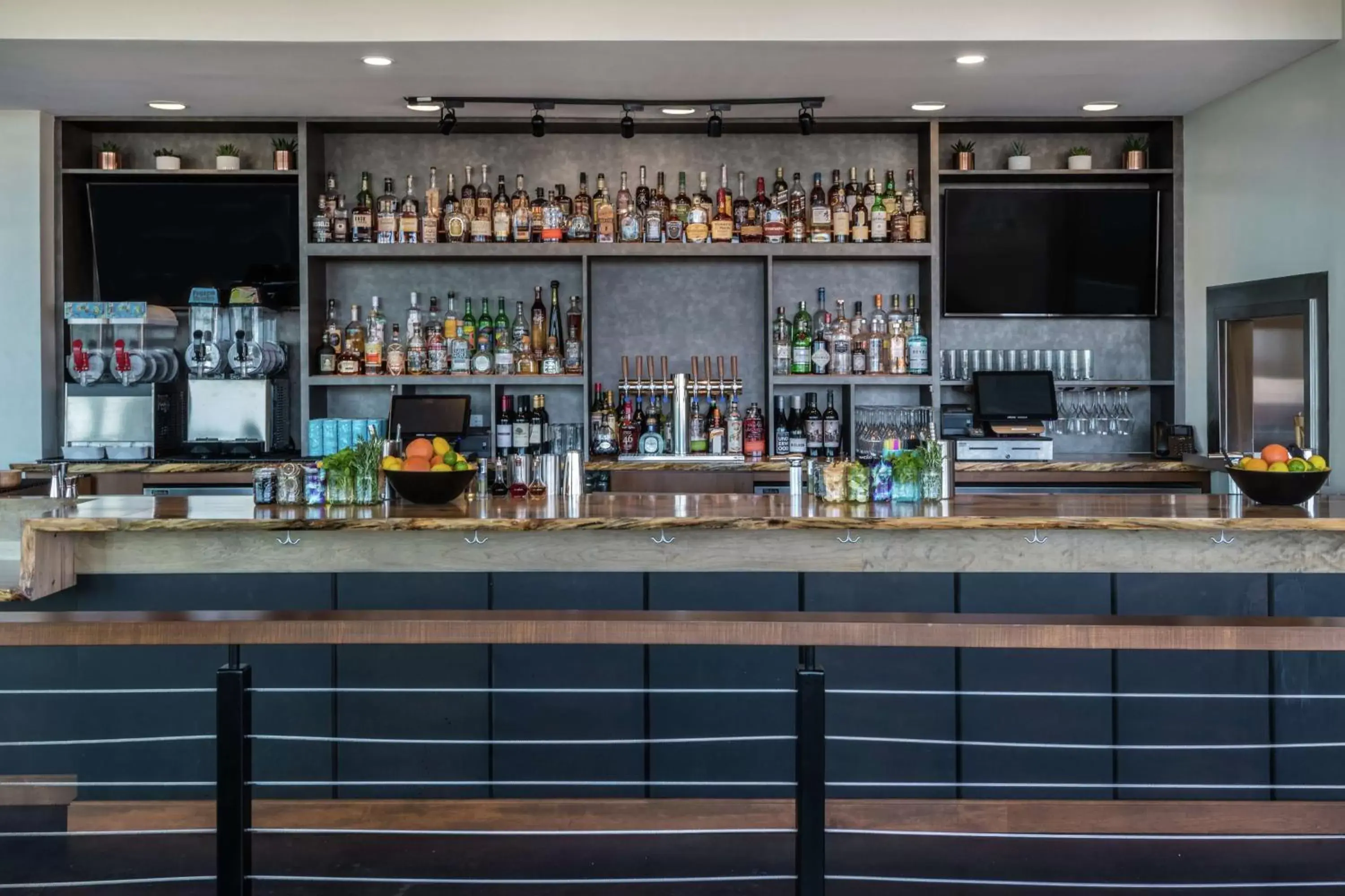 Lounge or bar, Lounge/Bar in Hampton Inn & Suites Fort Wayne Downtown