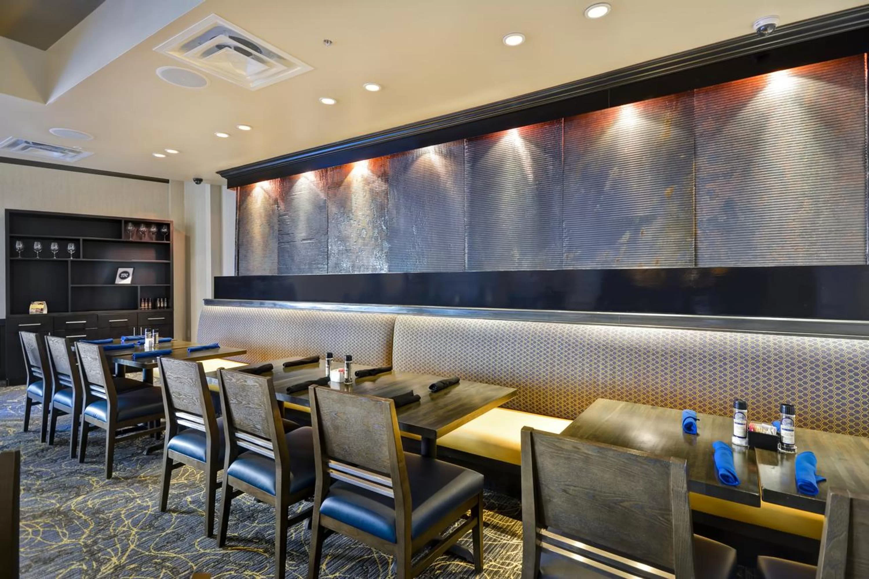 Restaurant/places to eat in Holiday Inn Detroit Metro Airport by IHG