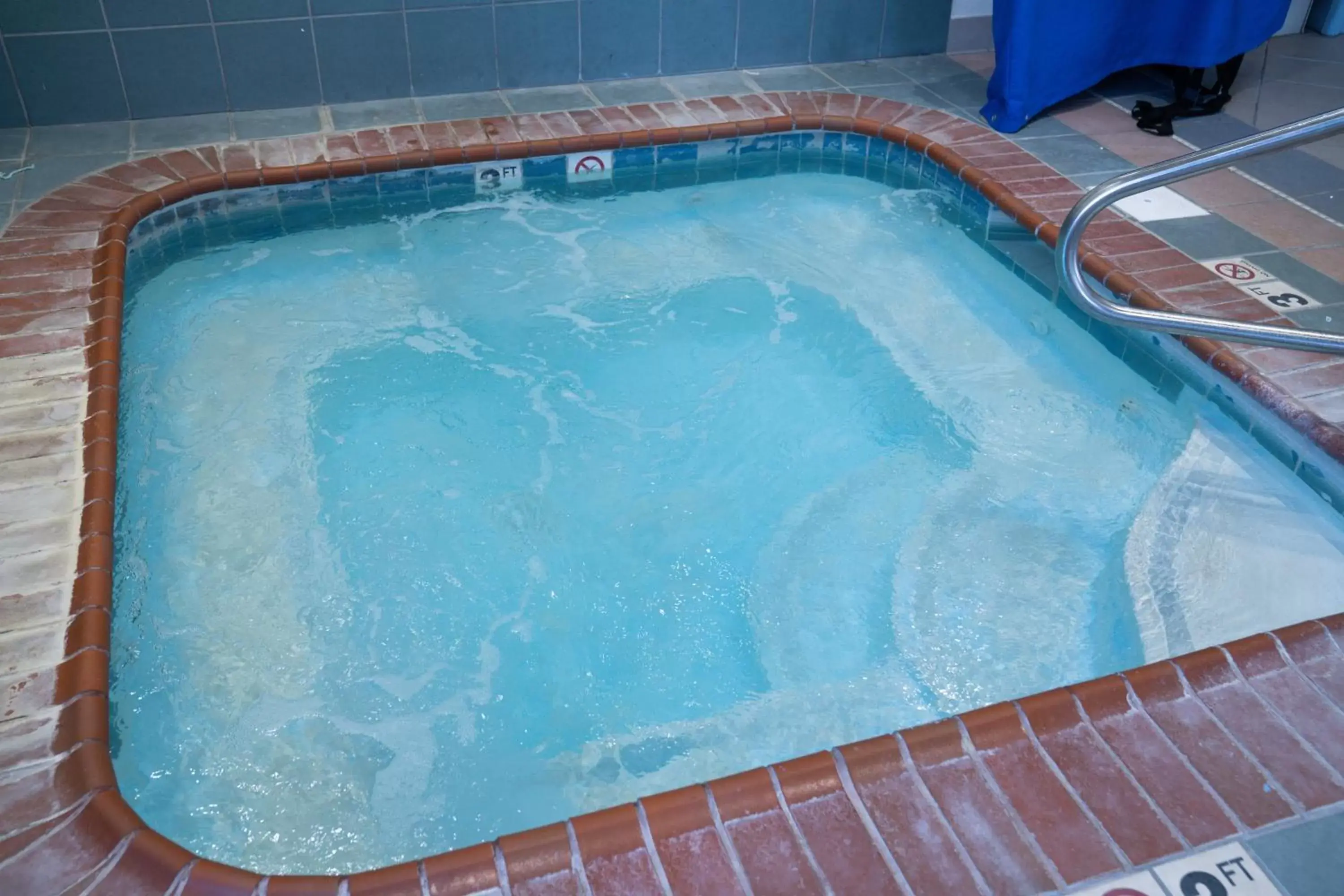 Hot Tub, Swimming Pool in Quality Inn Seymour I-65