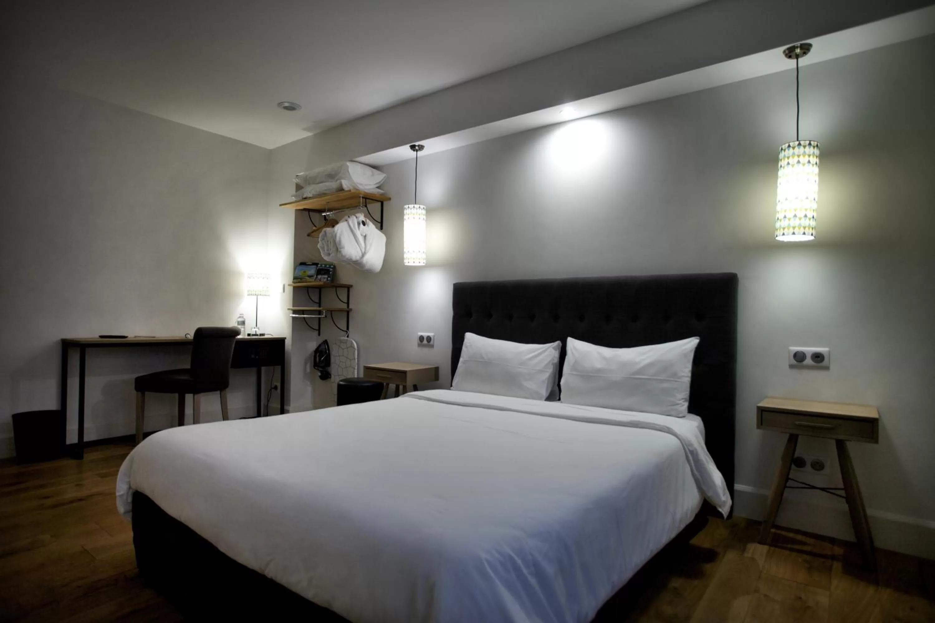 Photo of the whole room, Bed in Hôtel Henri IV