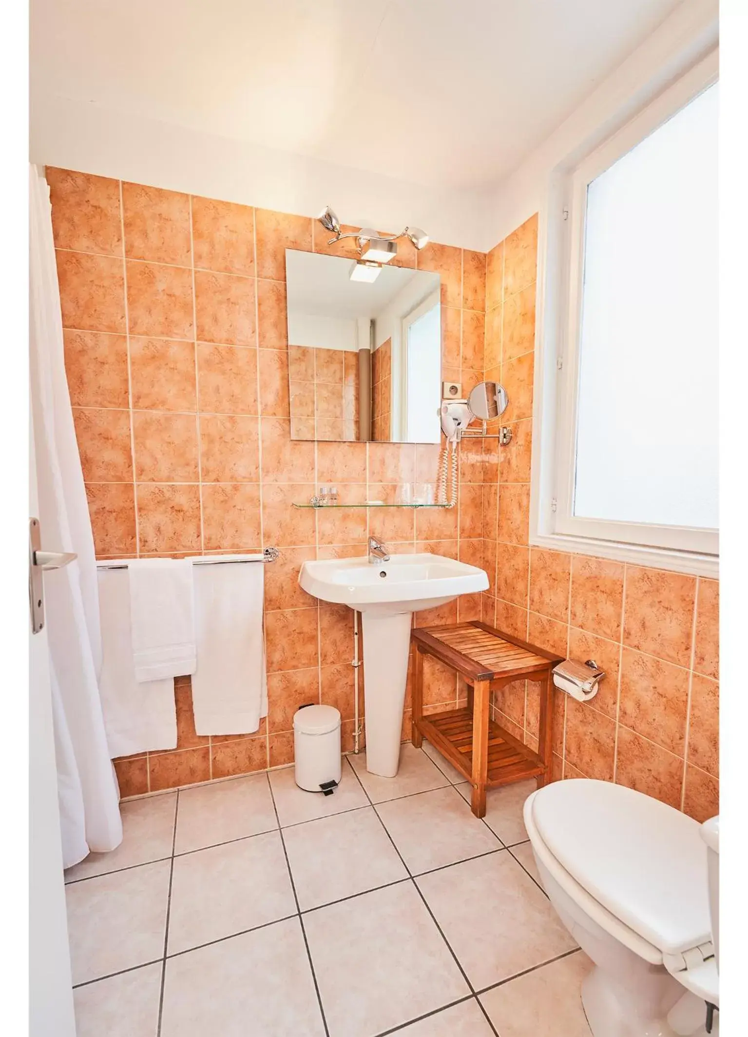 Bathroom in LOGIS Hôtel Du Théâtre