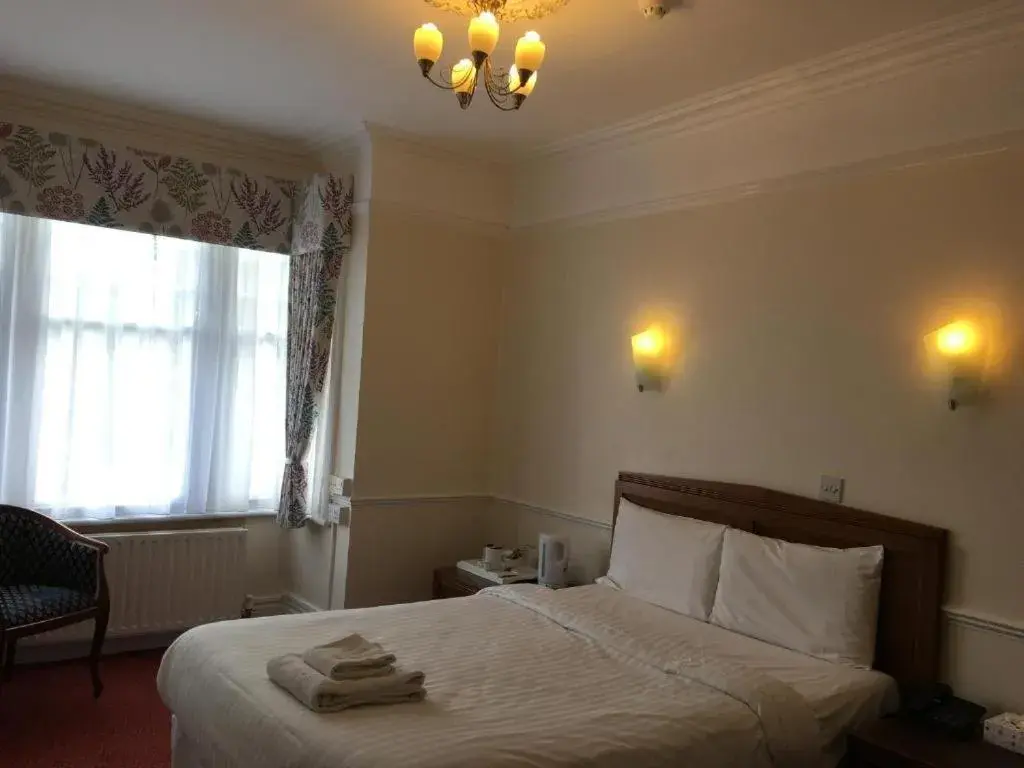 Bedroom, Bed in Grosvenor Hotel Rugby
