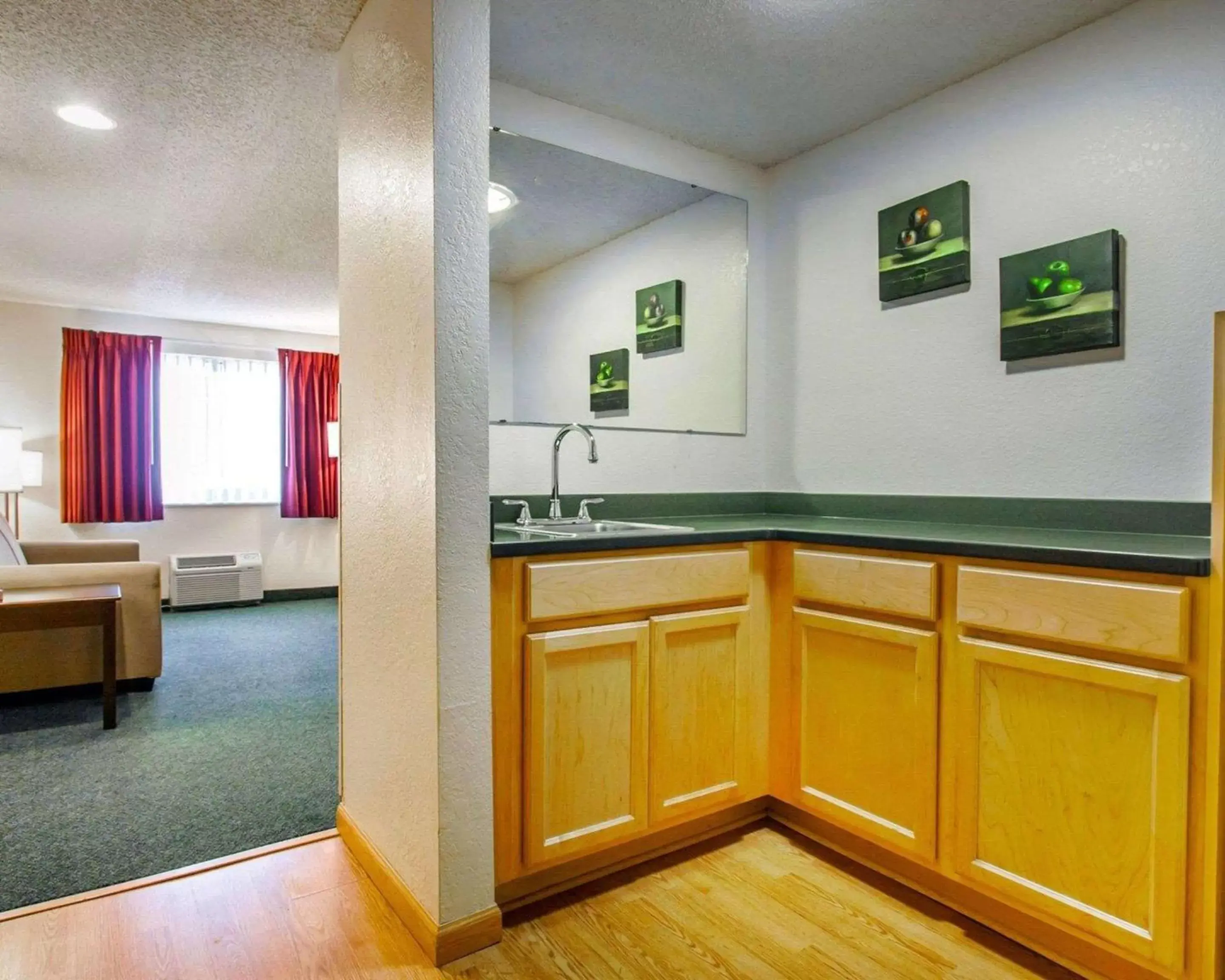 Photo of the whole room, Kitchen/Kitchenette in Quality Inn & Suites Springfield