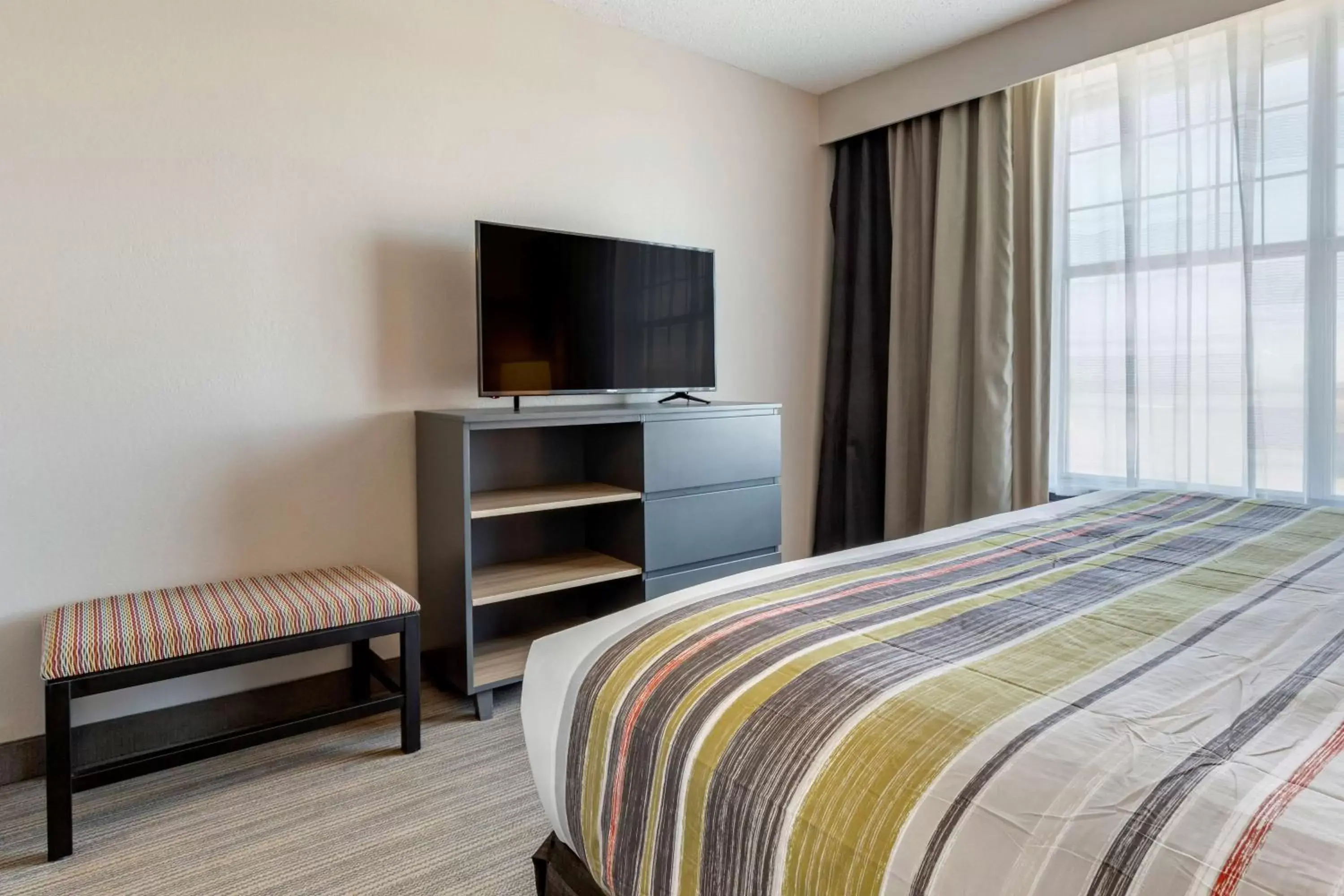 Bedroom, Bed in Country Inn & Suites by Radisson, Lumberton, NC