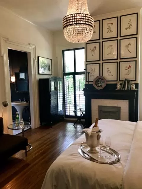 Bed in Elmwood 1820 Bed & Breakfast Inn