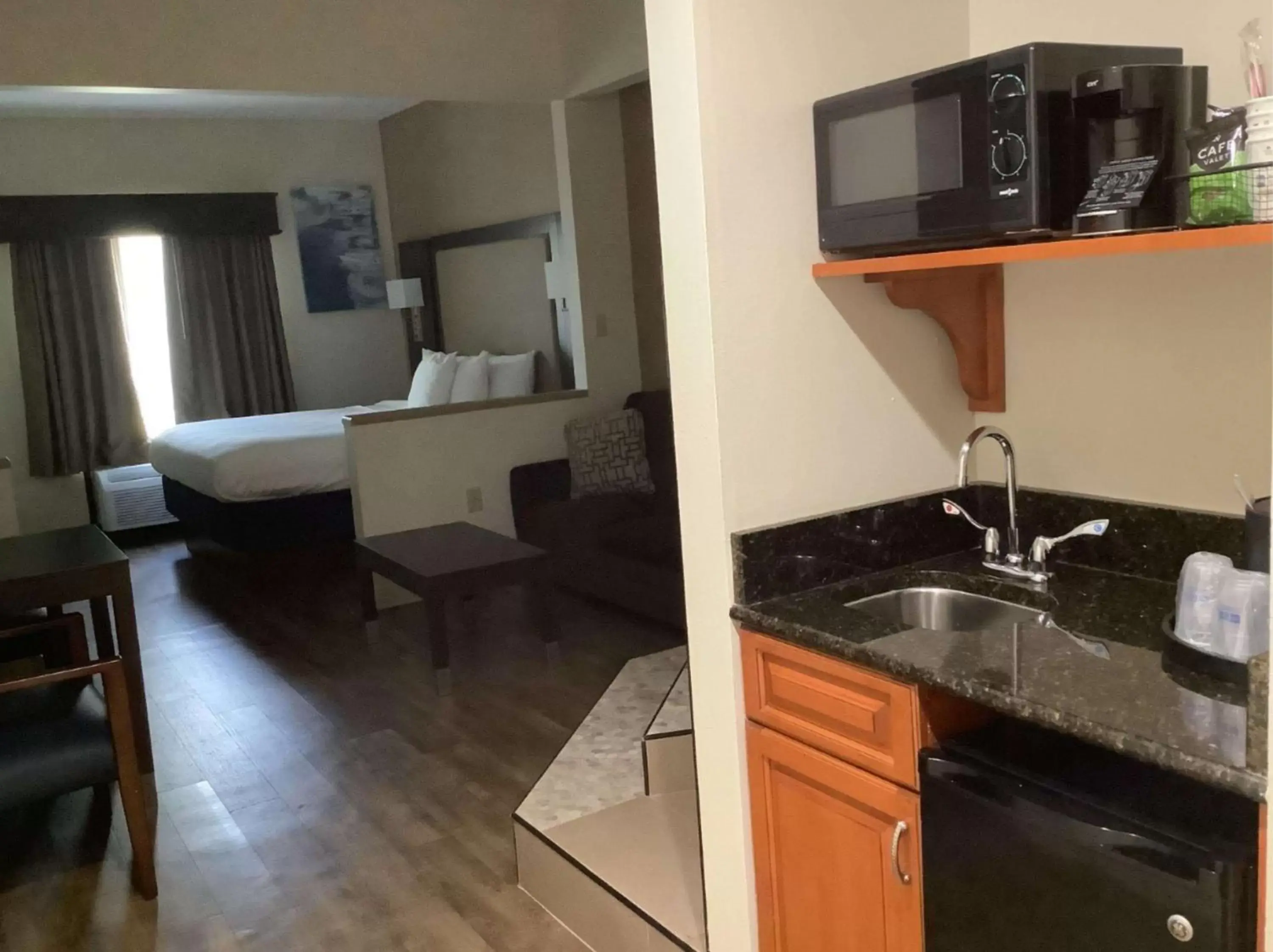 Kitchen or kitchenette, Kitchen/Kitchenette in Best Western Plus Madison