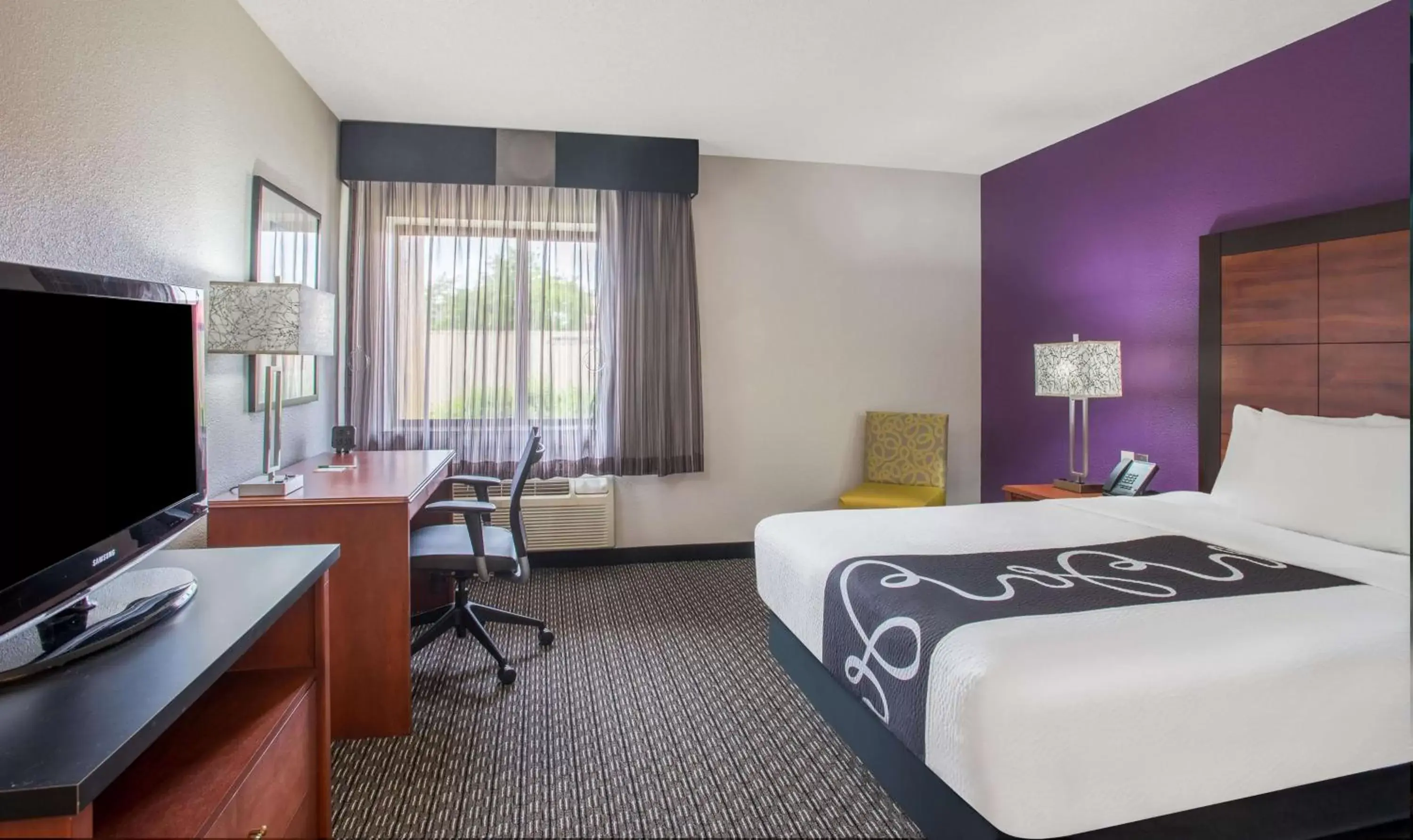 Photo of the whole room, Bed in La Quinta by Wyndham Atlanta Roswell