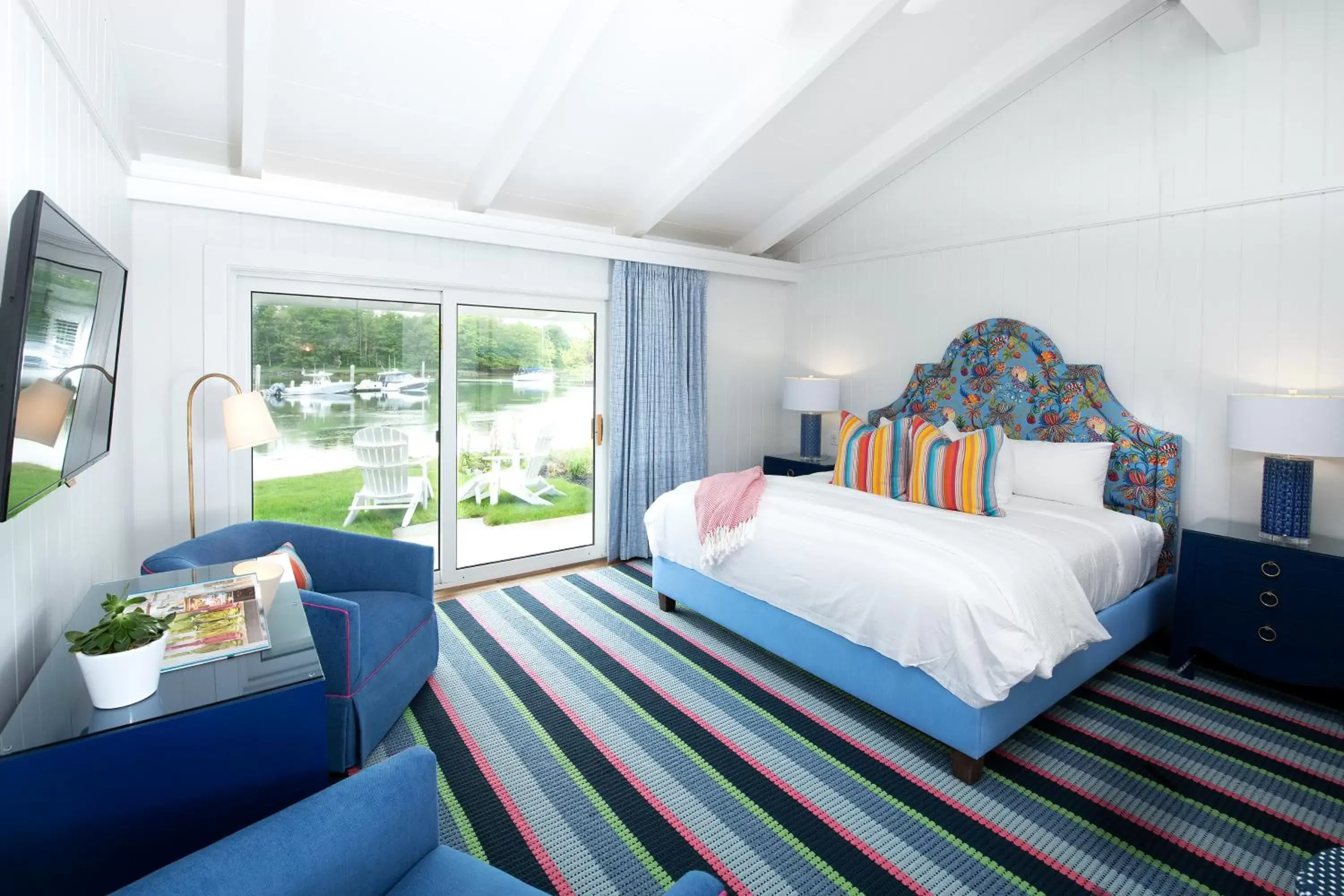 Patio, Bed in Yachtsman Lodge & Marina