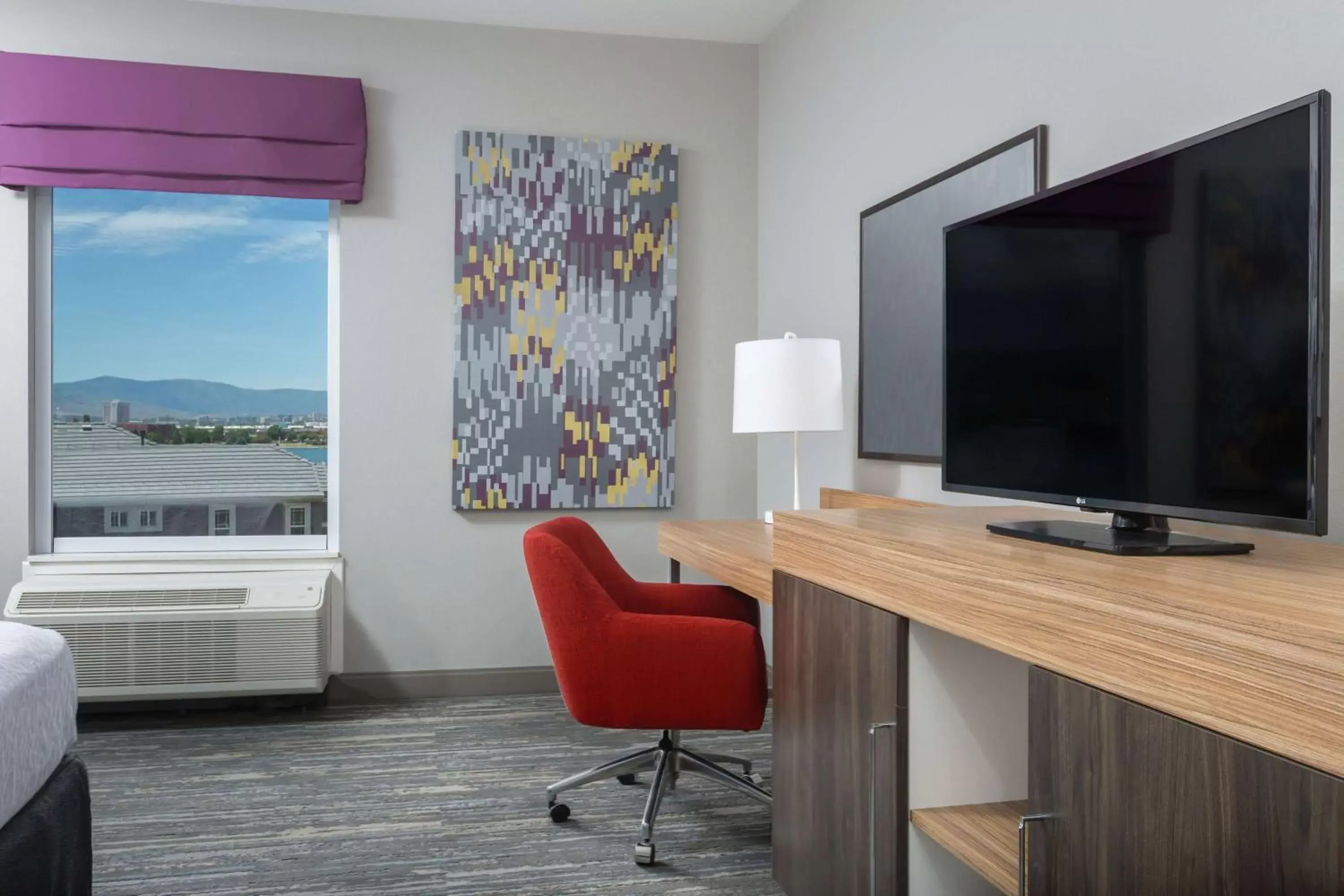 Bedroom, TV/Entertainment Center in Hampton Inn & Suites Reno/Sparks