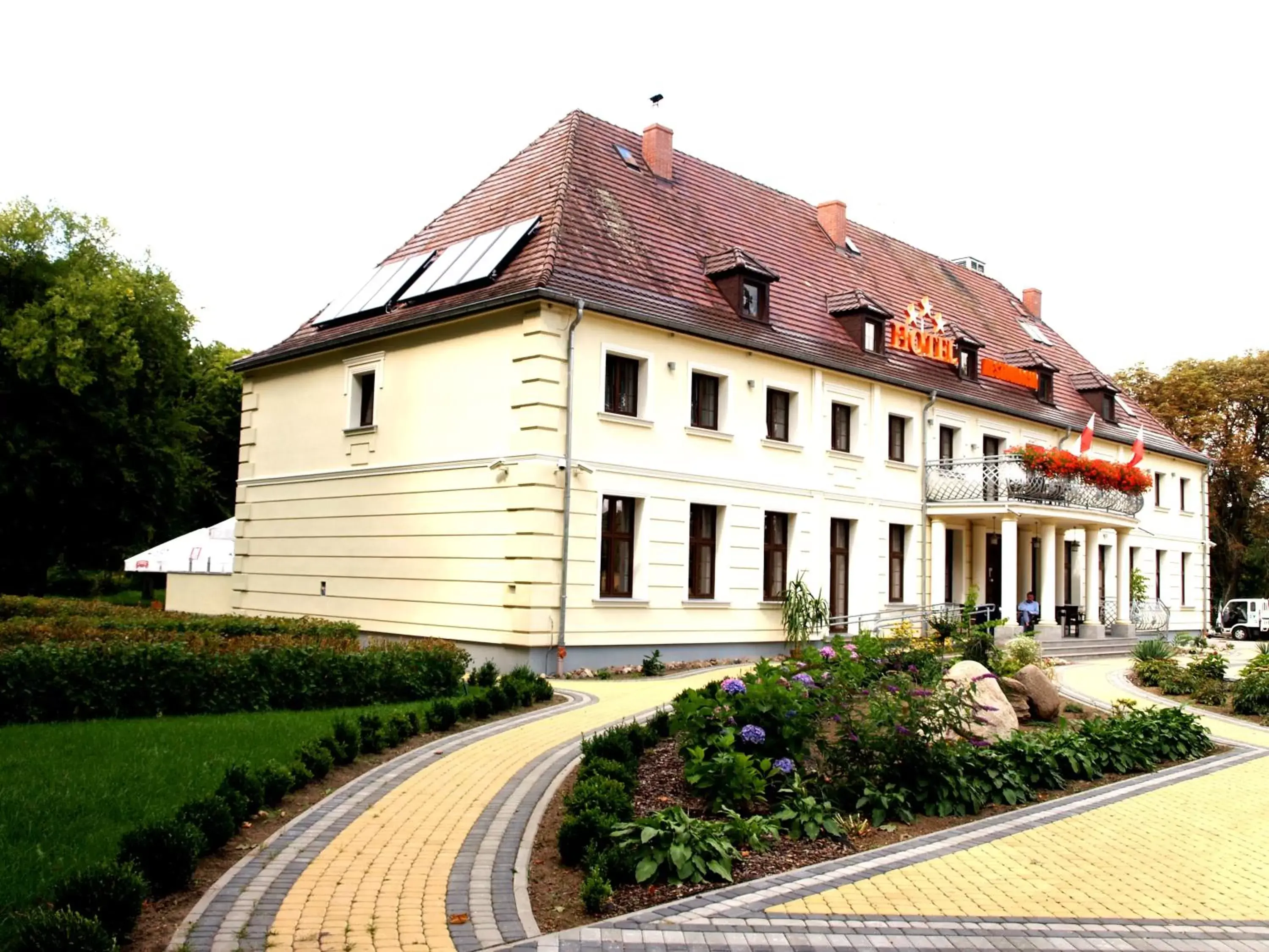 Facade/entrance, Property Building in Hotel Świętoborzec