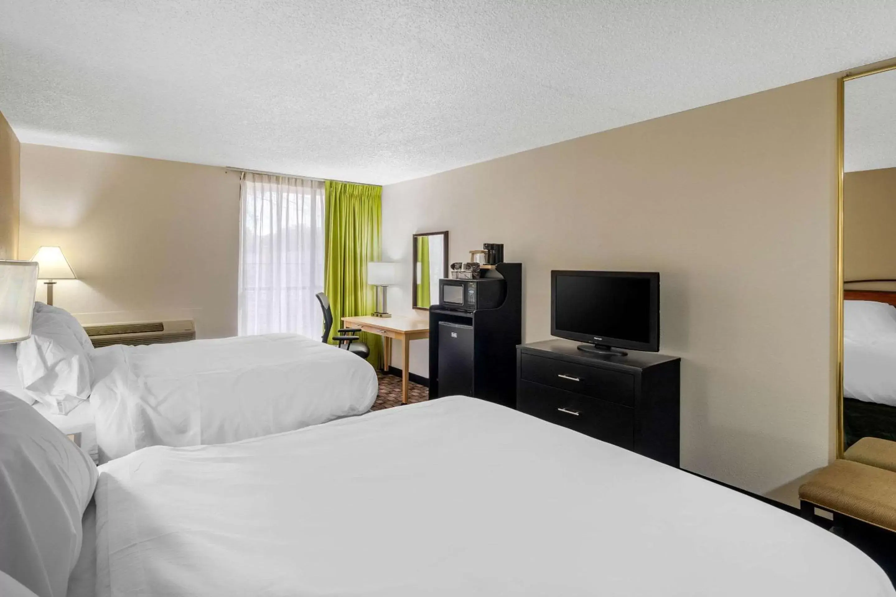 Photo of the whole room, Bed in Quality Inn Tyler - Lindale