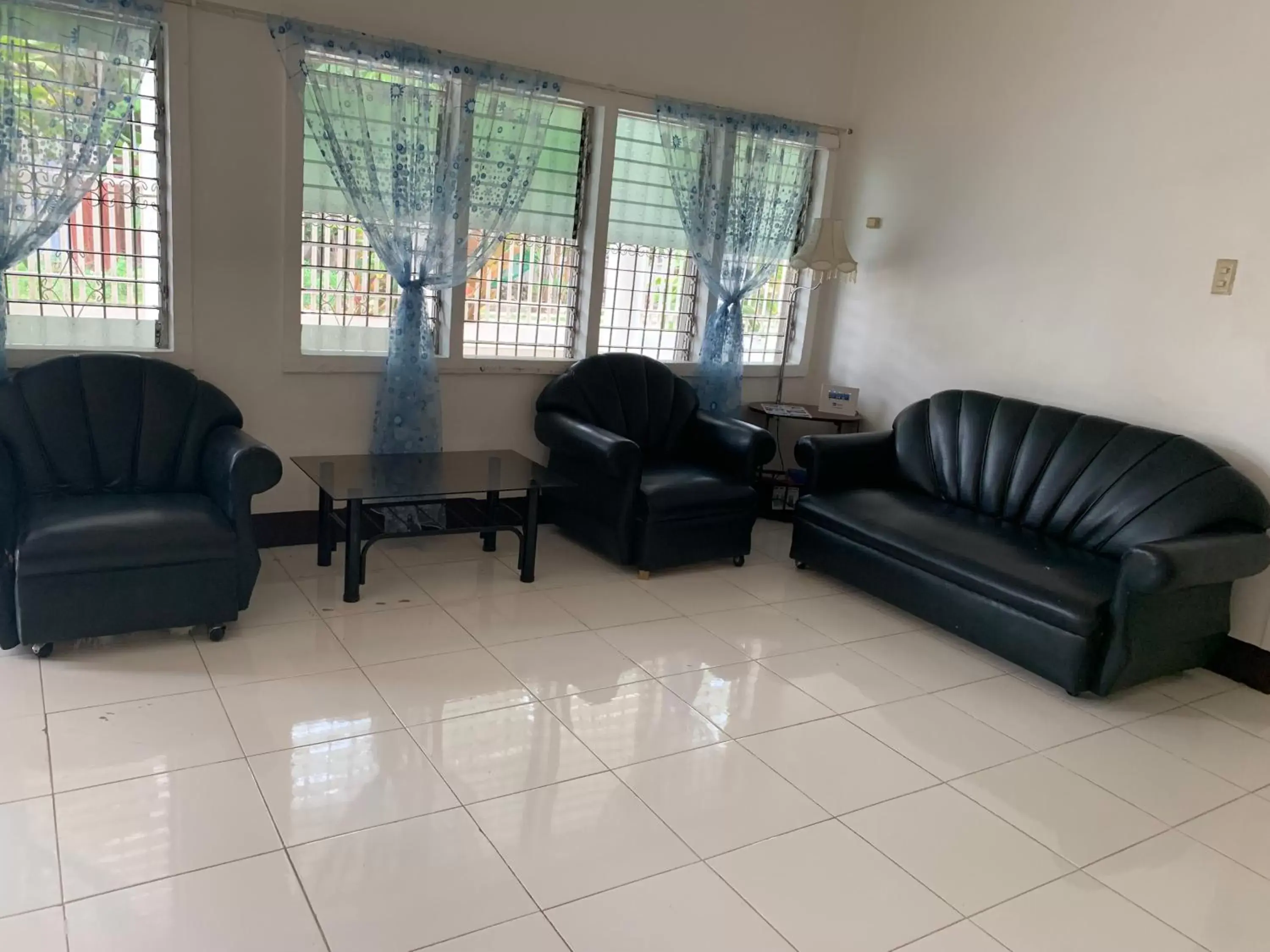 Living room, Seating Area in Luna Oslob Travellers Inn