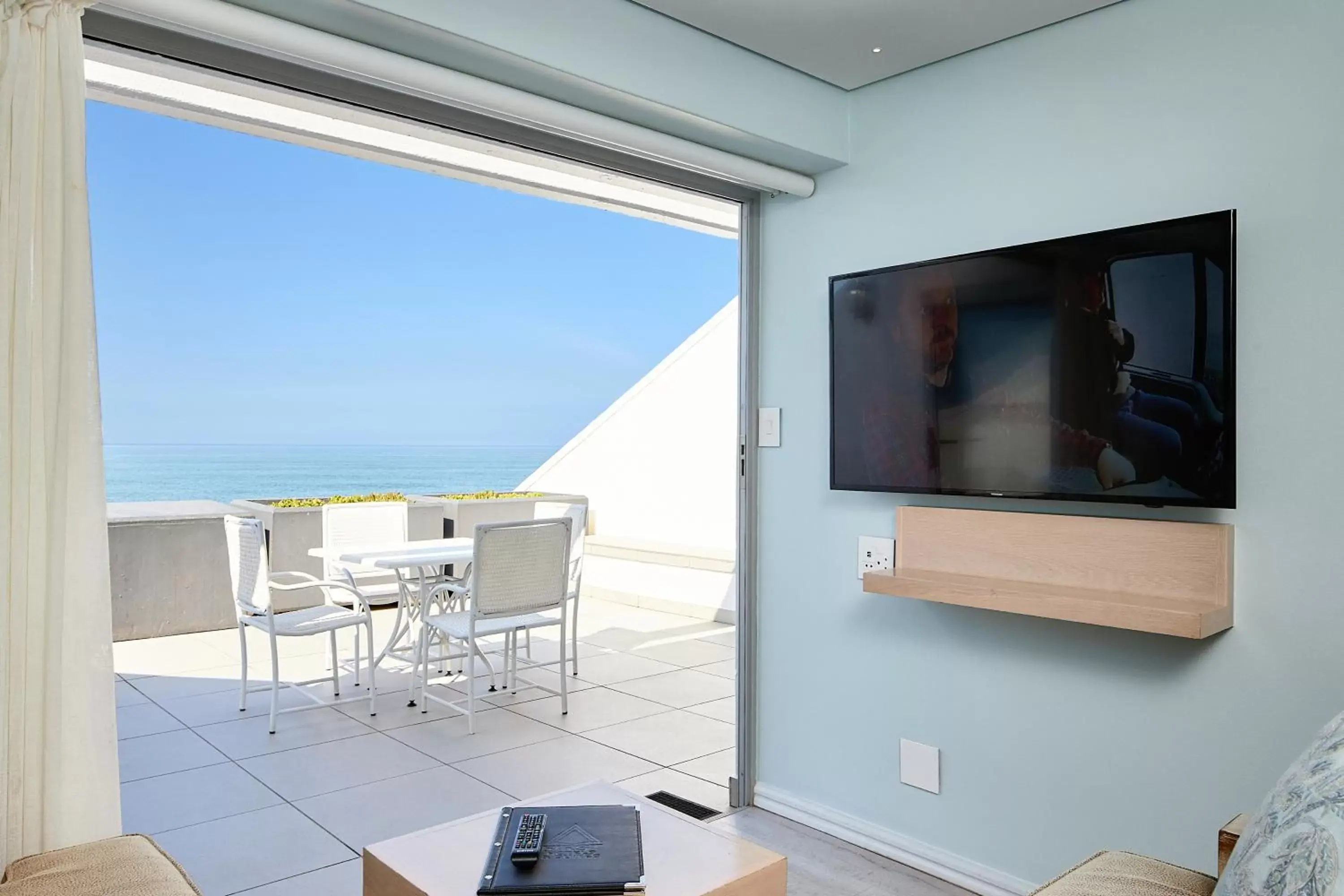 TV and multimedia, TV/Entertainment Center in First Group La Montagne