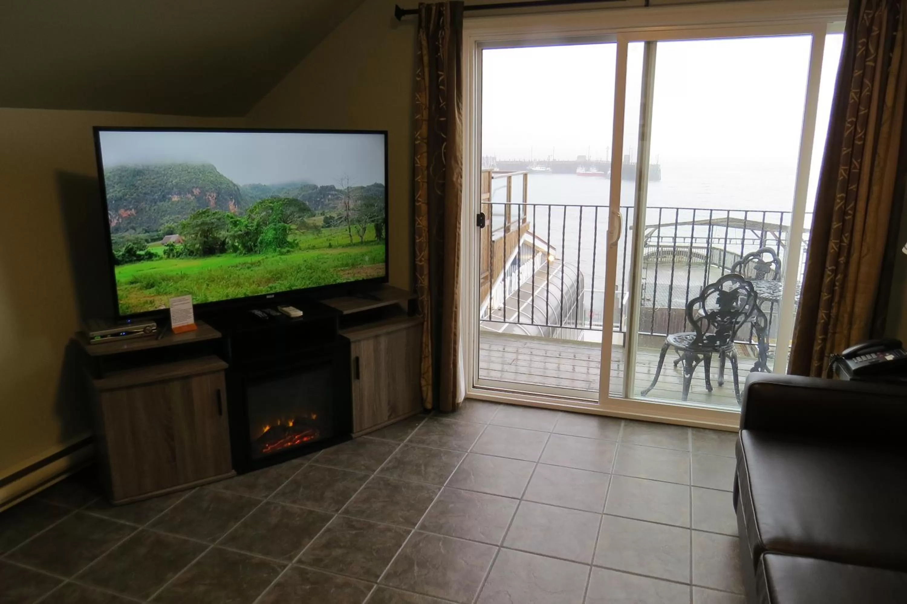 TV/Entertainment Center in Dockside Suites