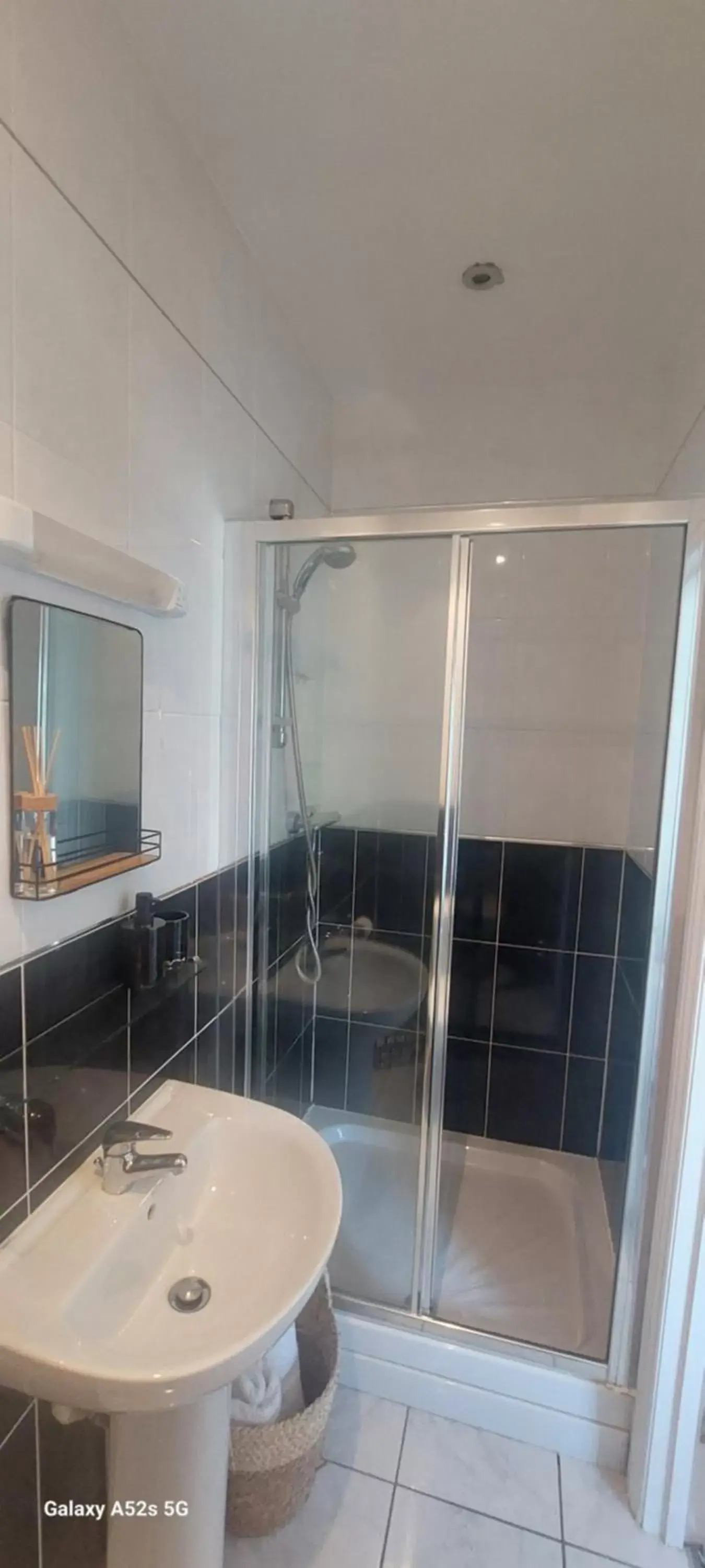 Shower, Bathroom in LONDONDERRYS Bar and Accommodation