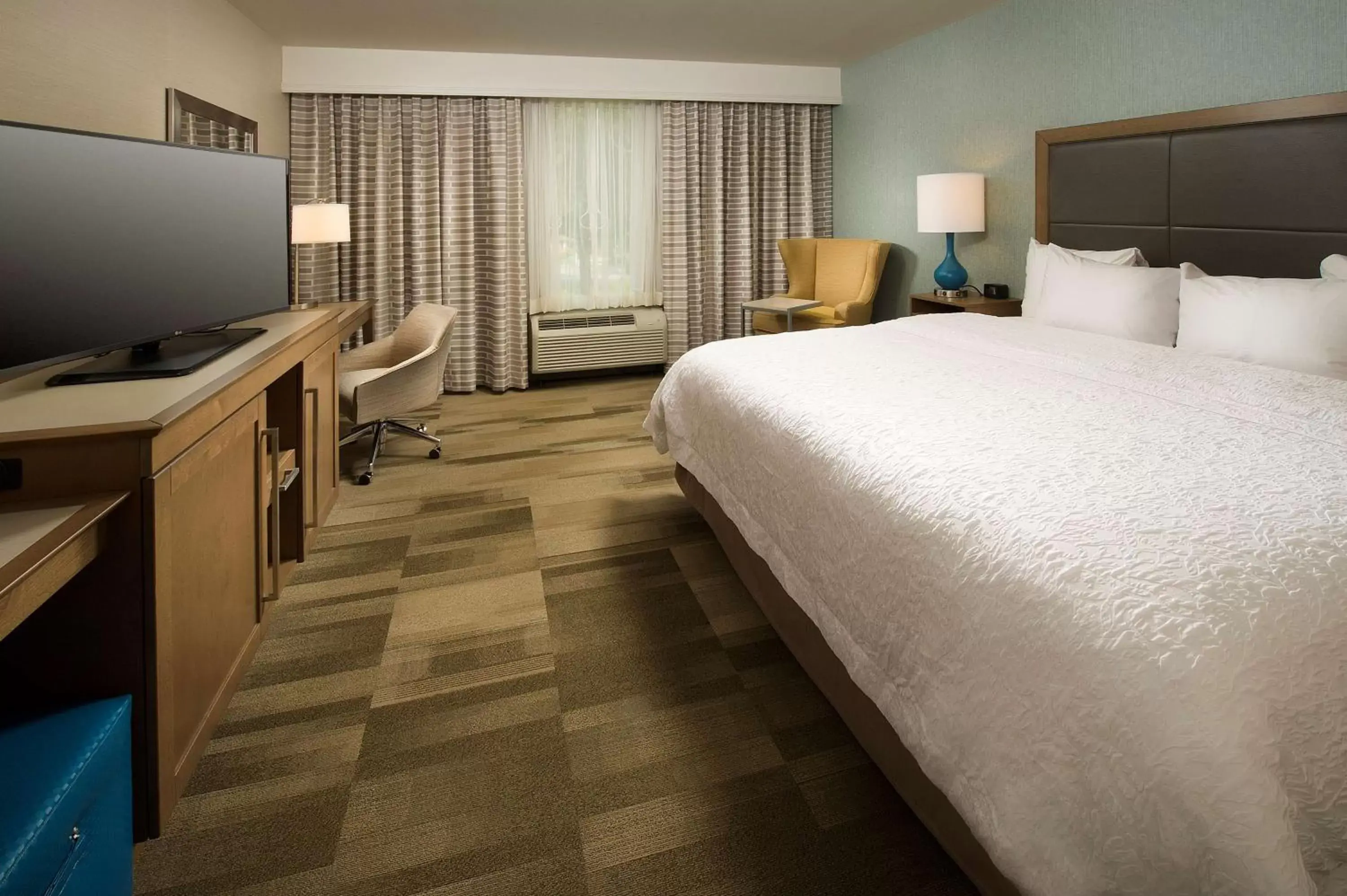 Bed in Hampton Inn & Suites Syracuse/Carrier Circle