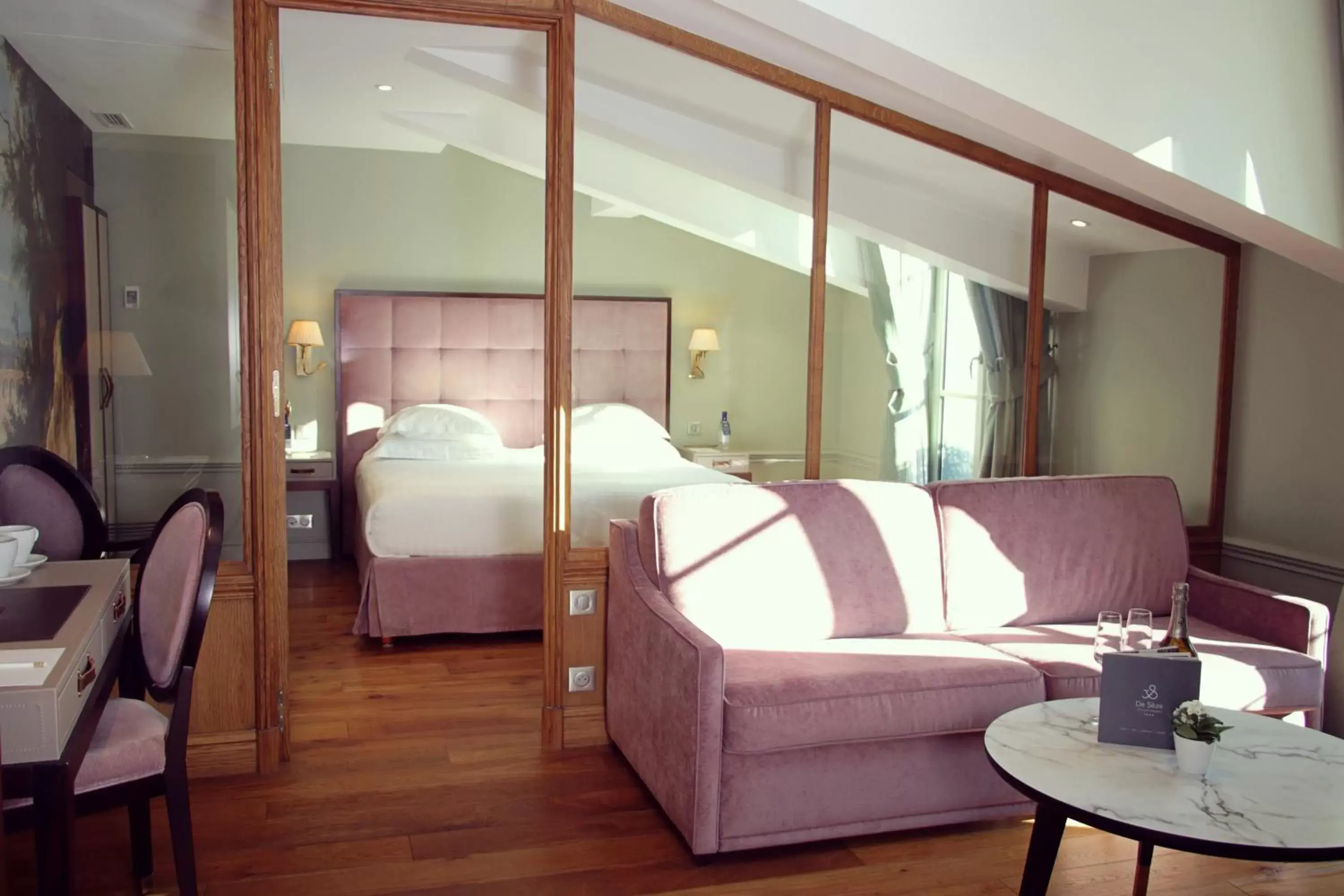 Living room, Bed in Hôtel de Sèze & Spa Bordeaux Centre