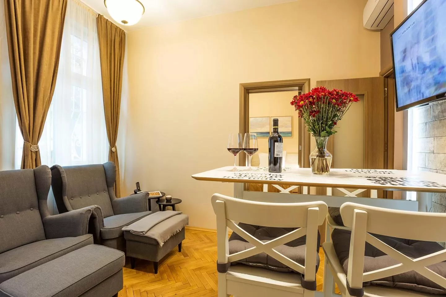 Seating area in Sofia Place Hotel by HMG