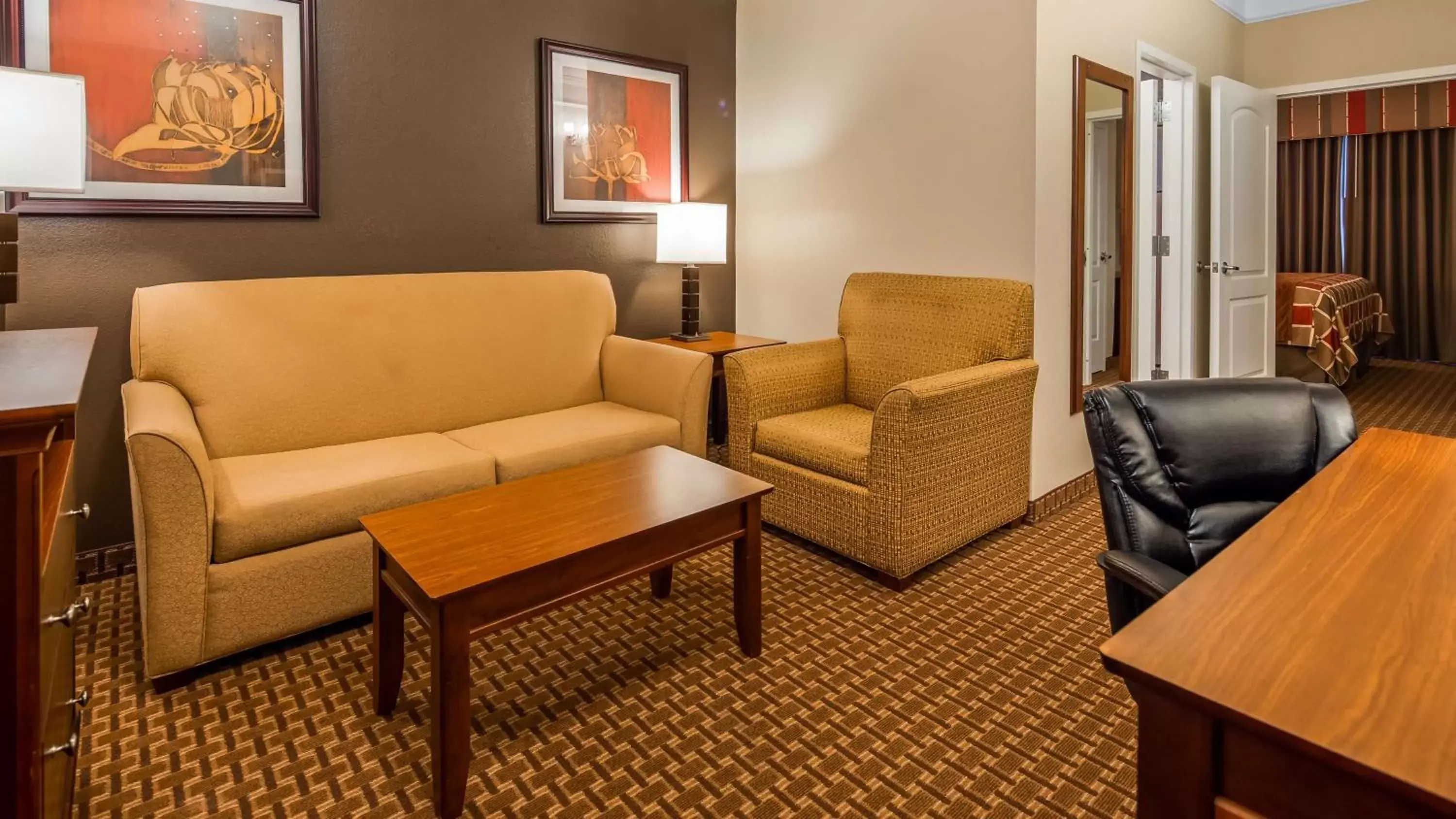 Photo of the whole room, Seating Area in Best Western Plus Easton Inn & Suites