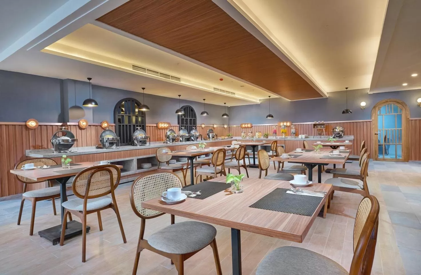 Restaurant/places to eat in Aston Inn Jemursari