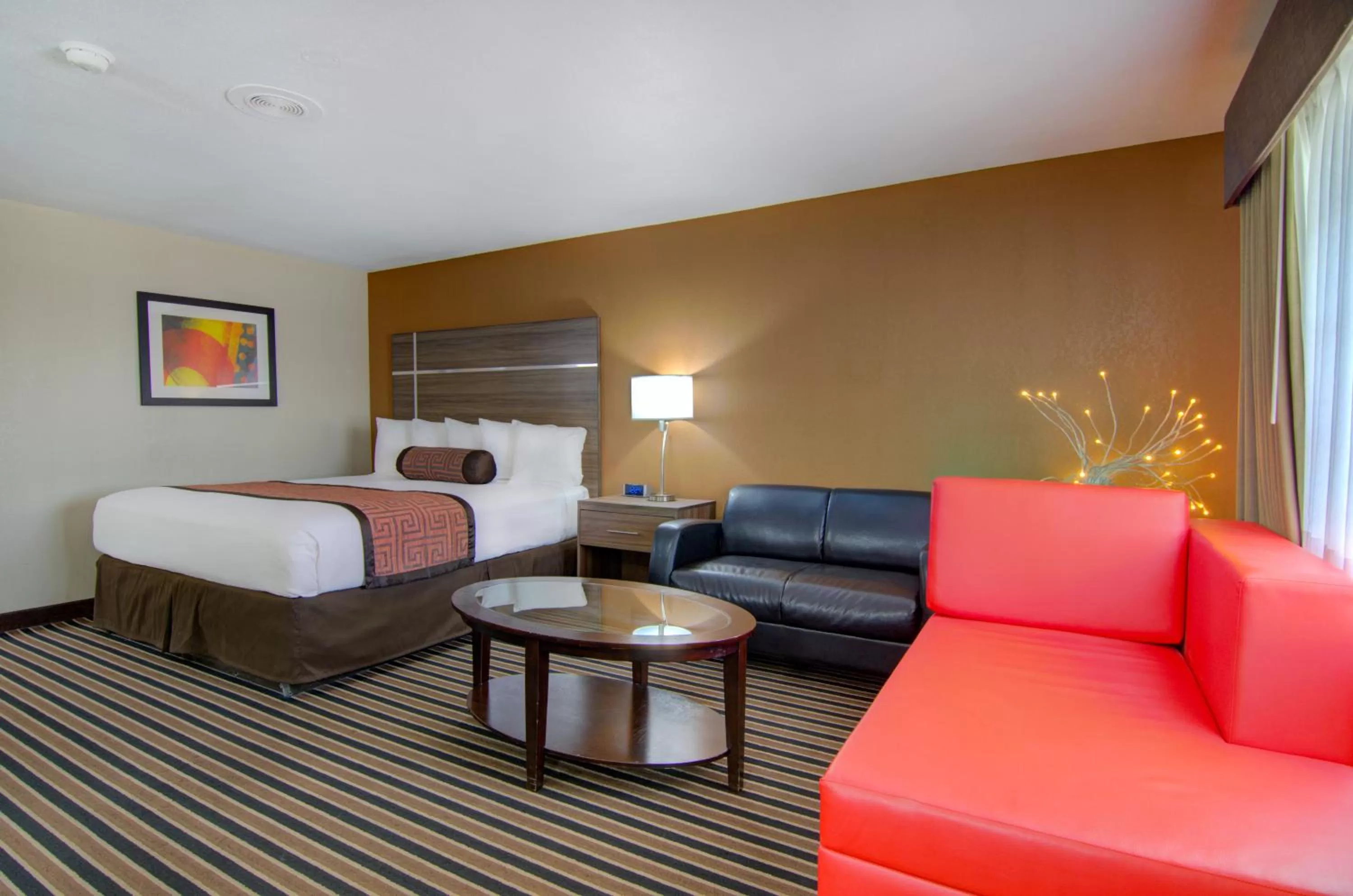 Bed in Westbridge Inn & Suites