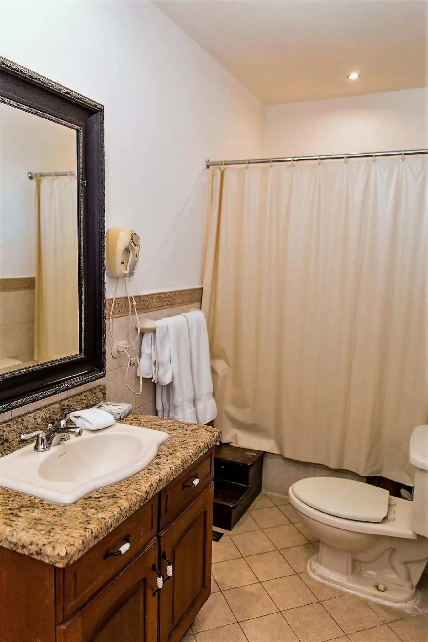 Bathroom in Hotel la Perla Leon