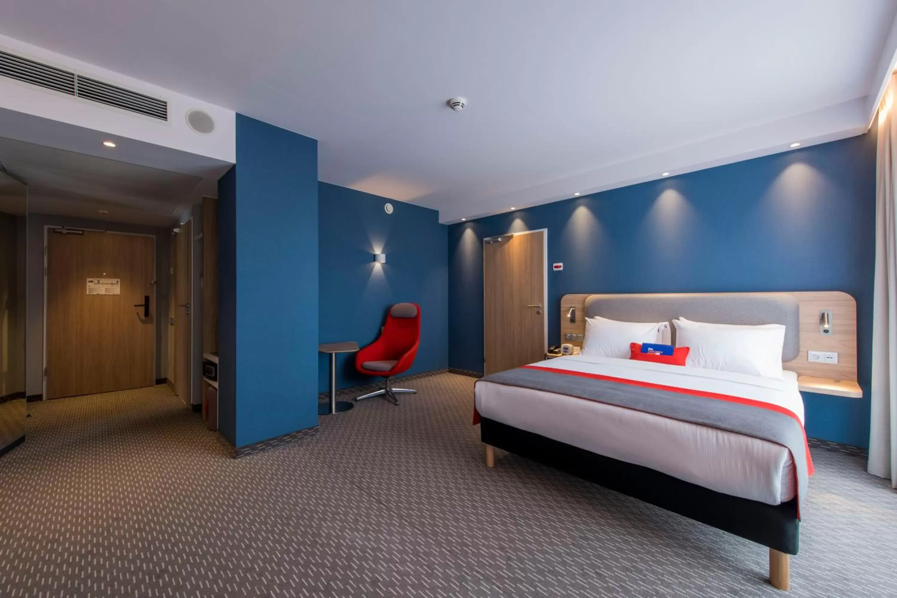 Bed in Holiday Inn Express Warsaw - Mokotow, an IHG Hotel