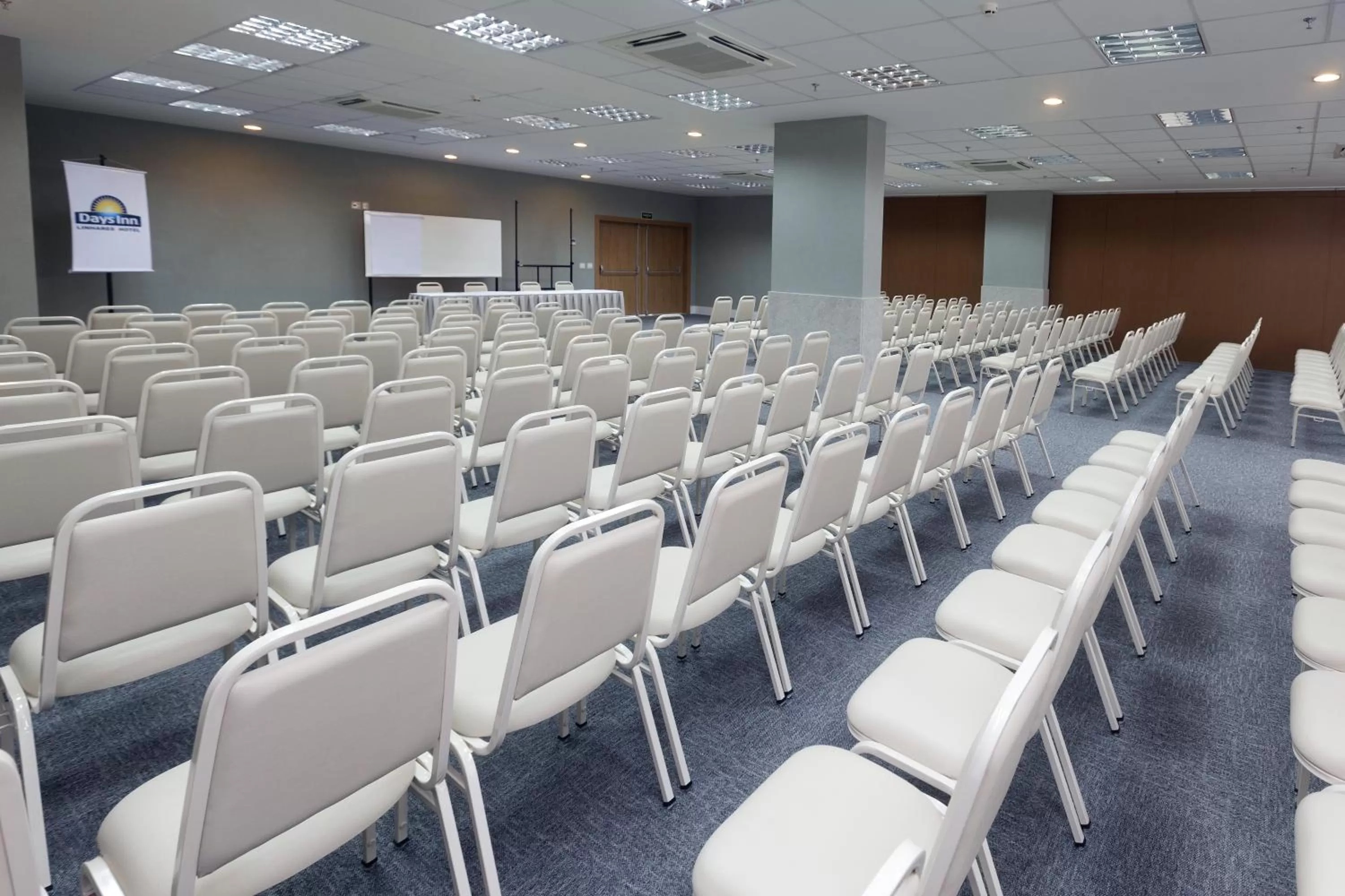 Meeting/conference room in Days Inn by Wyndham Linhares