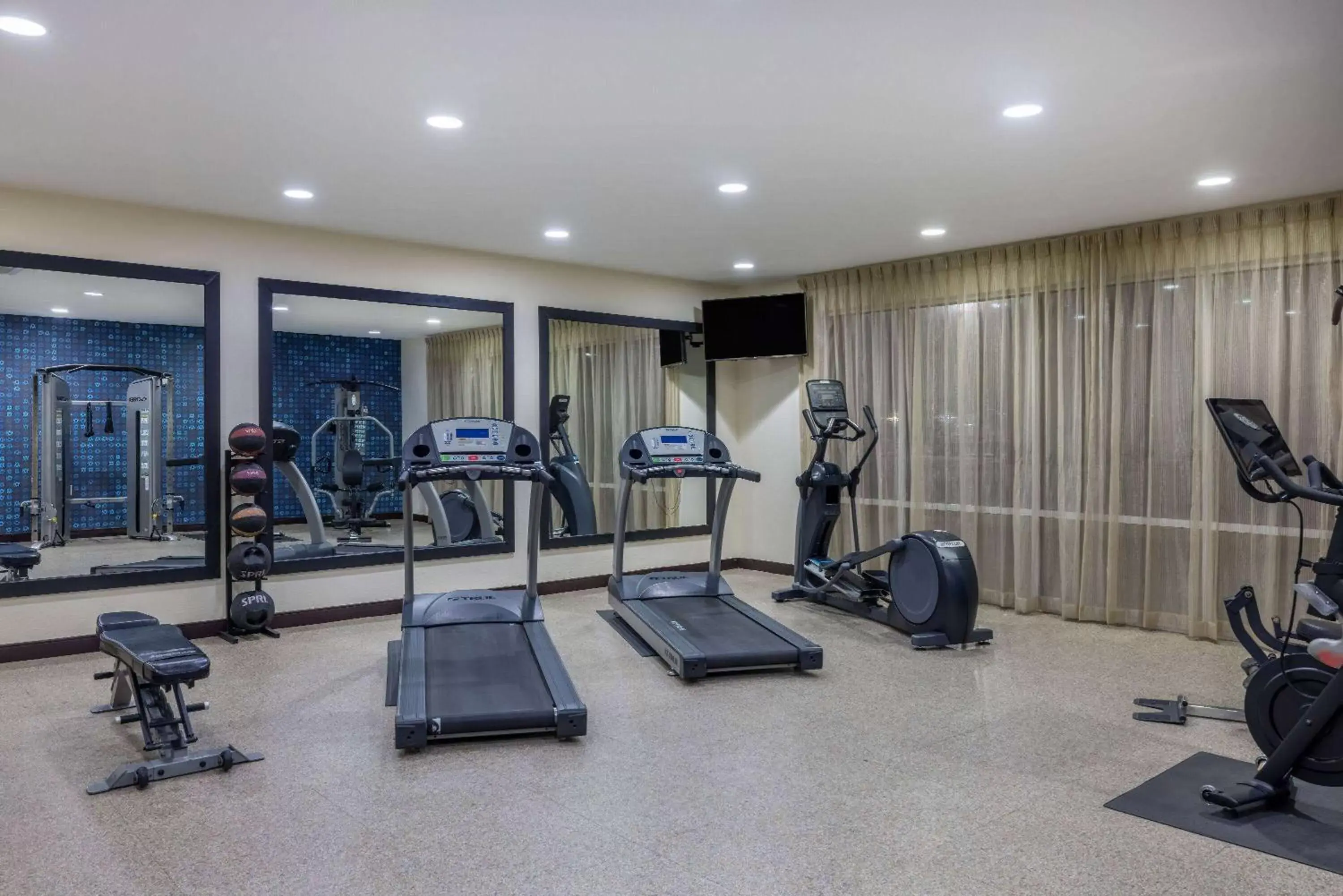 Fitness centre/facilities in La Quinta by Wyndham Artesia Fitness centre/facilities in La Quinta by Wyndham Artesia