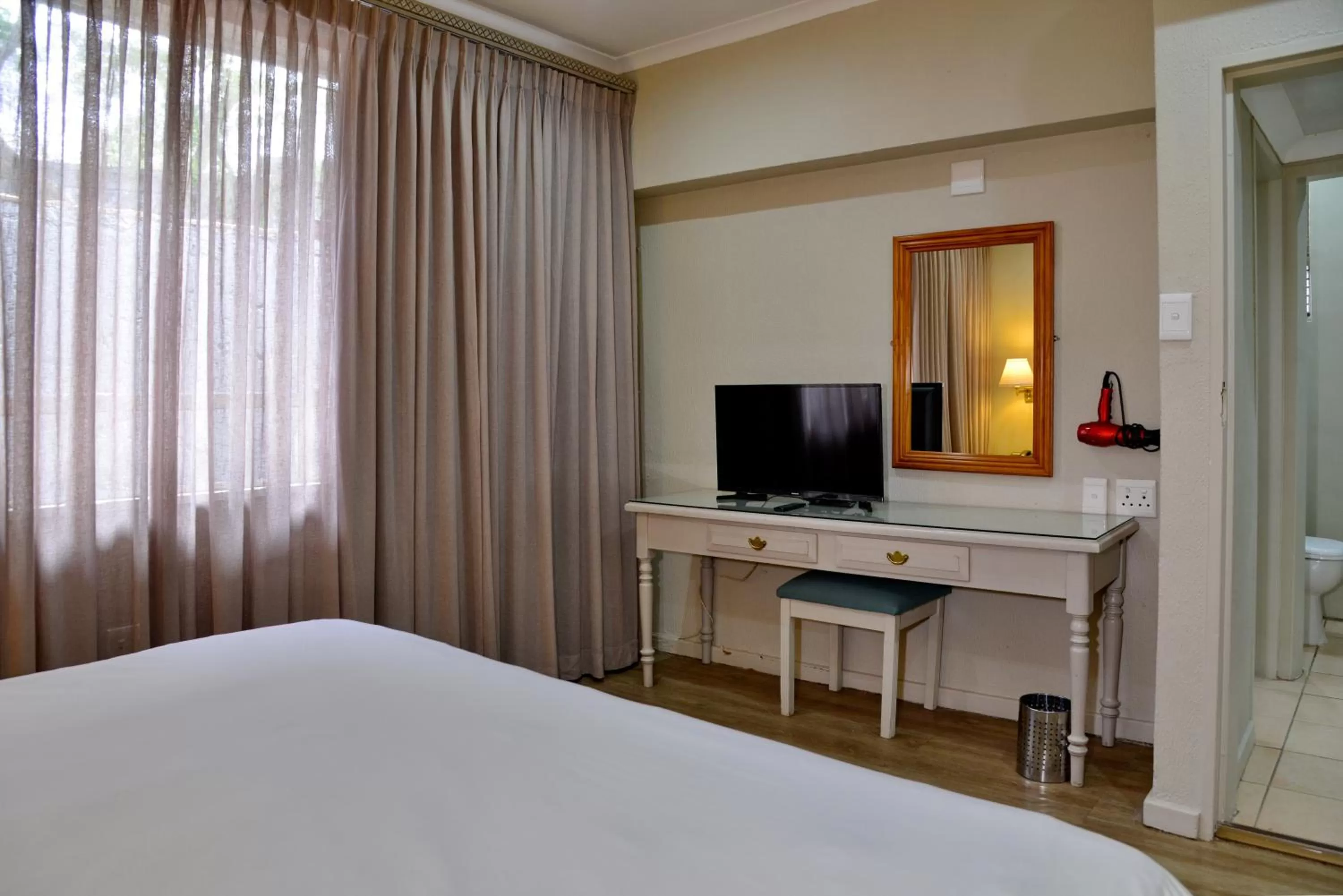 TV and multimedia, Bed in ANEW Resort Hunters Rest Rustenburg
