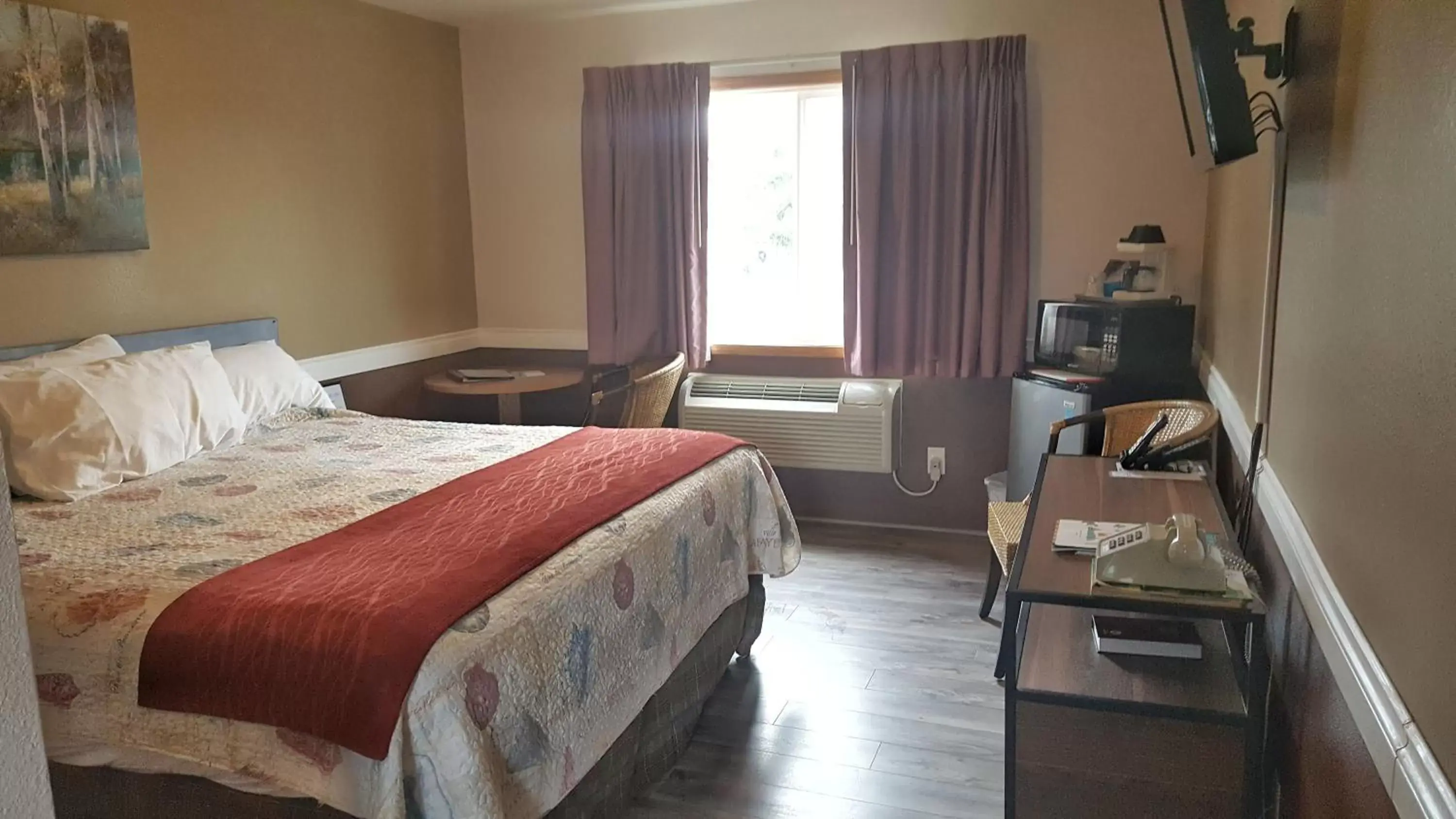 Standard King Room - Dog Friendly in Hillcrest Inn Standard King Room - Dog Friendly in Hillcrest Inn