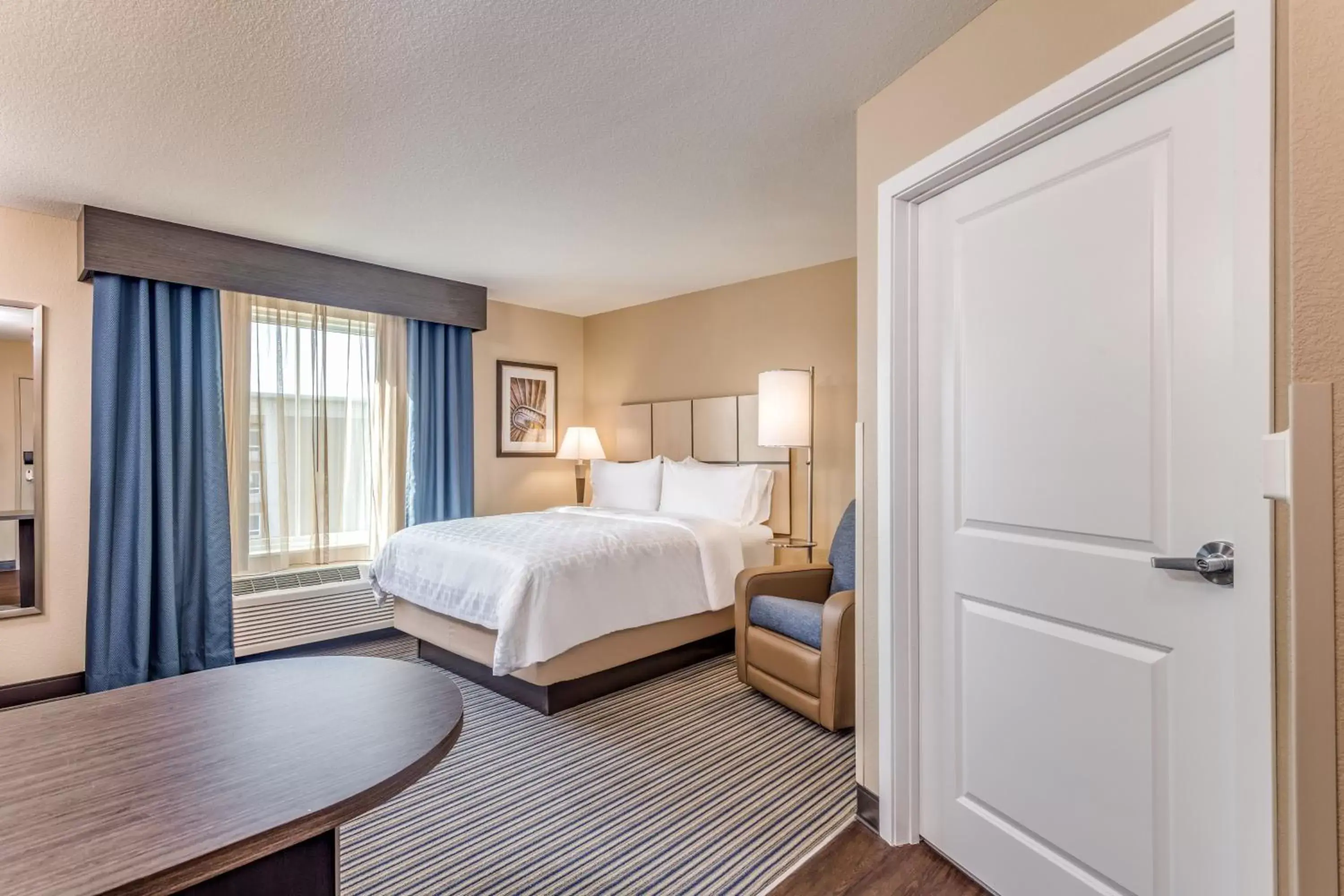 Bedroom, Bed in Candlewood Suites Eau Claire I-94, an IHG Hotel
