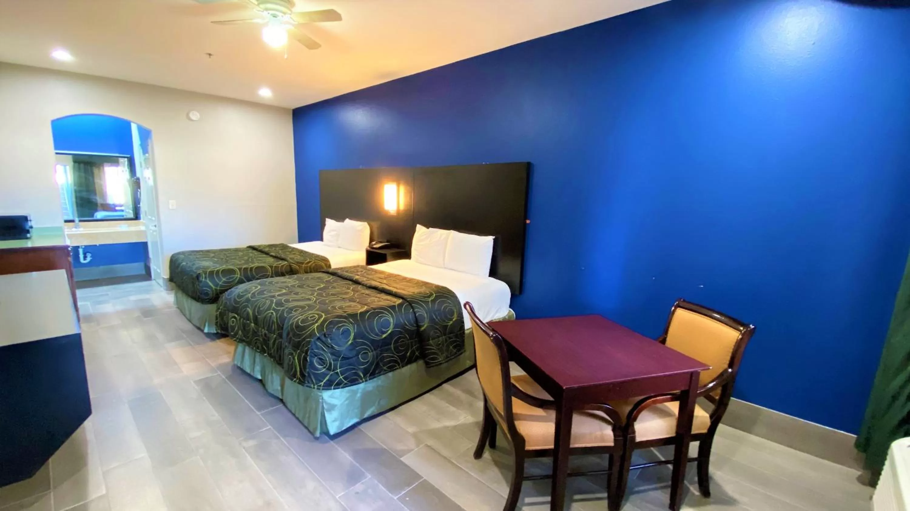 Photo of the whole room, Bed in Texas Inn Alamo