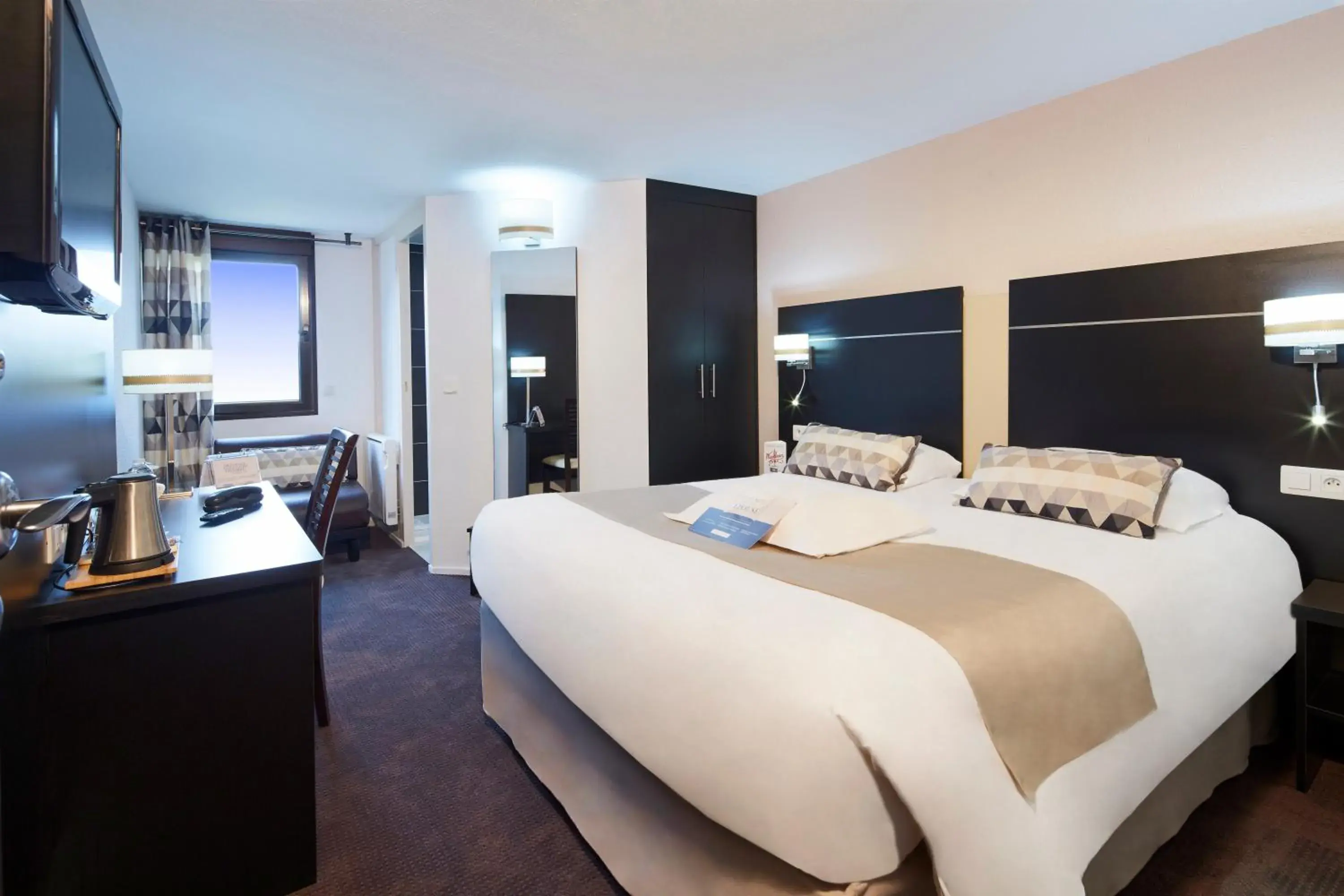 Garden view, Bed in Kyriad Hotel Meaux Garden view, Bed in Kyriad Hotel Meaux