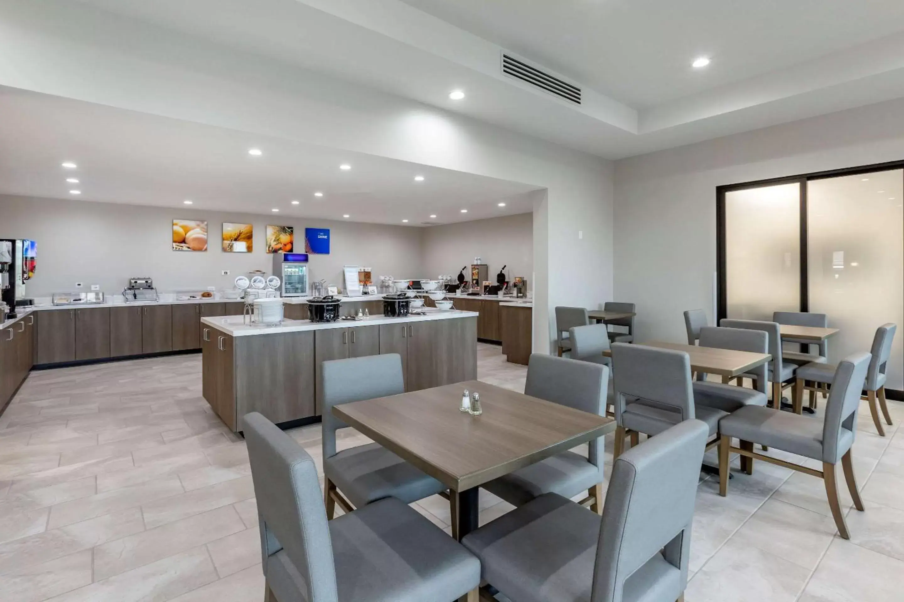 Restaurant/Places to Eat in Comfort Suites Scottsdale Talking Stick Entertainment District