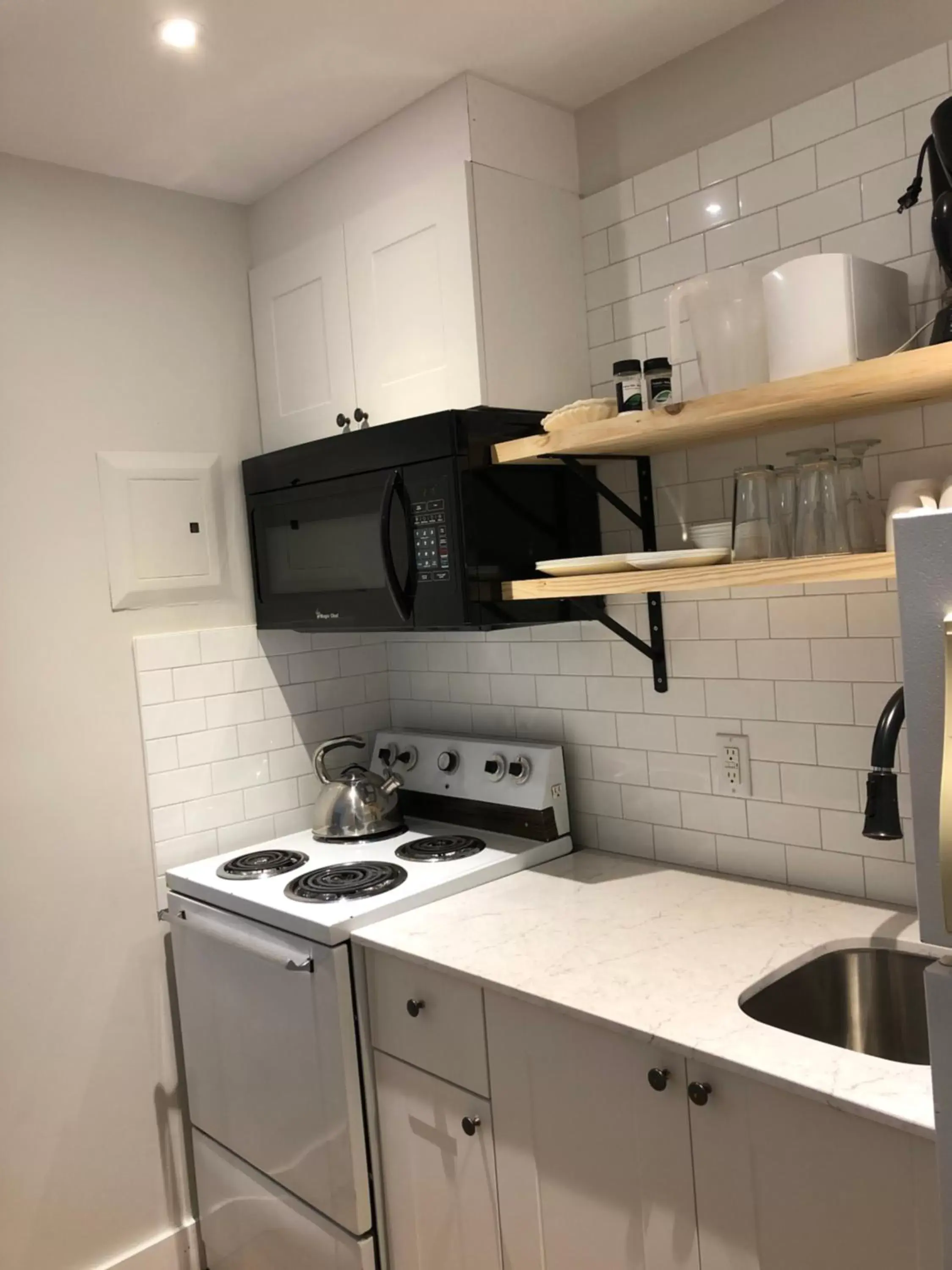 Kitchen/Kitchenette in Royalty Maples Cottages and Motel