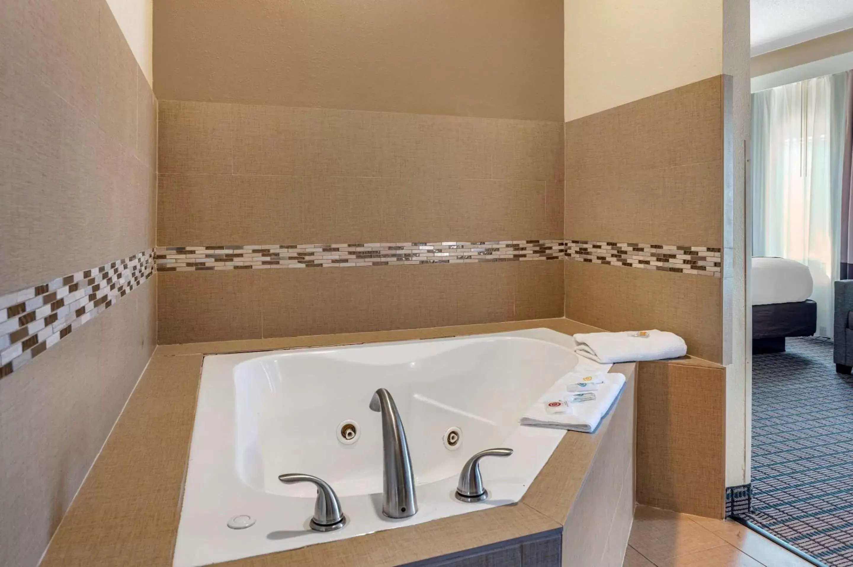 Photo of the whole room in Comfort Inn & Suites Cincinnati Uptown Clifton Photo of the whole room in Comfort Inn & Suites Cincinnati Uptown Clifton