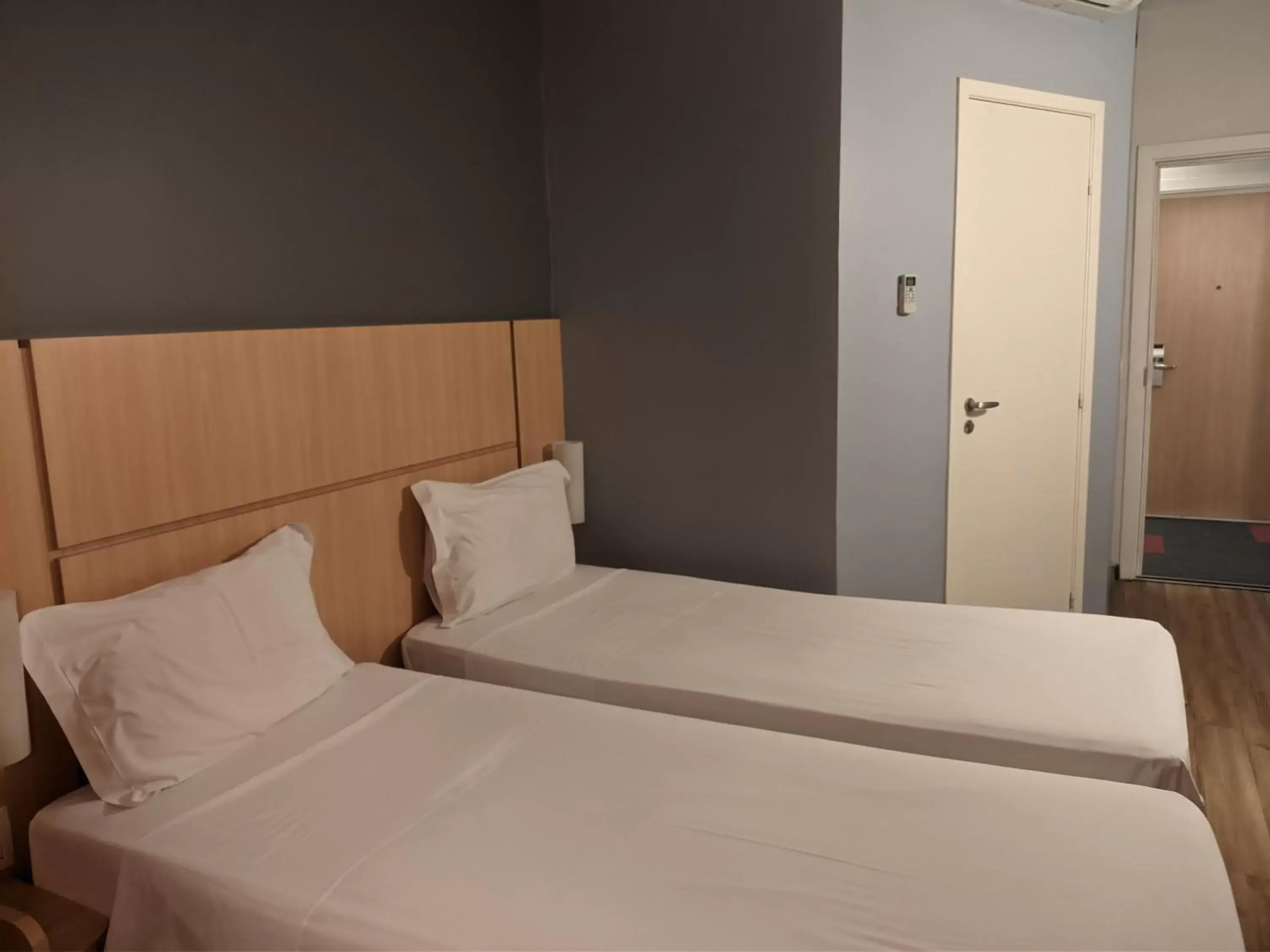 Bedroom, Bed in ibis Montes Claros Shopping