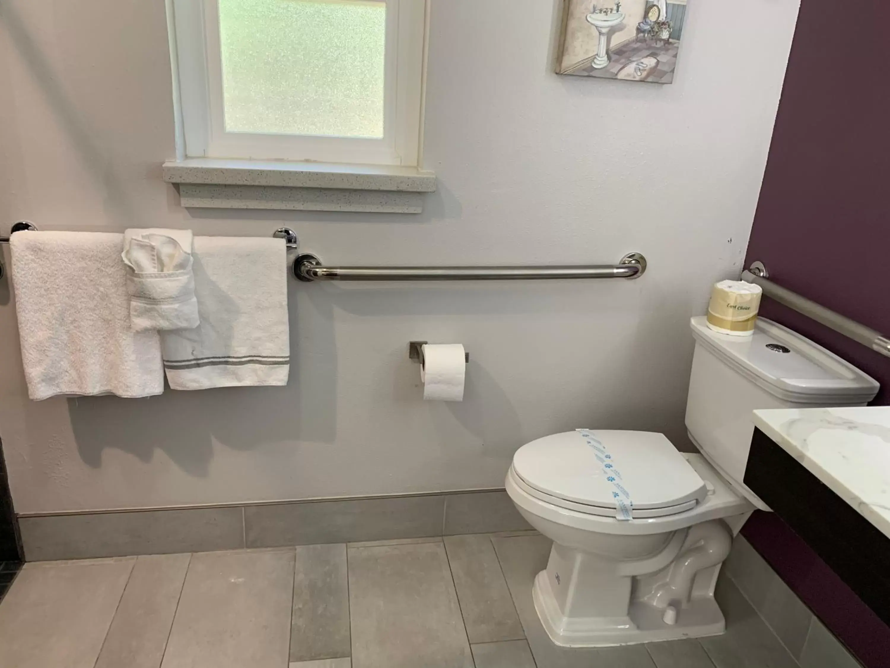 Bathroom in Muir Lodge Motel