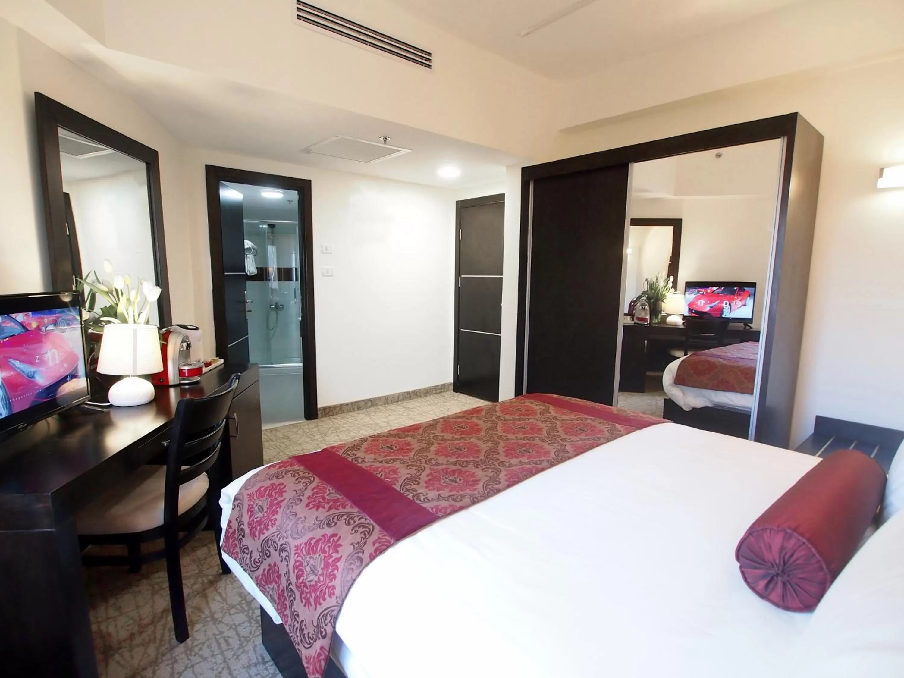 Photo of the whole room, Bed in New Capitol Hotel - Jerusalem