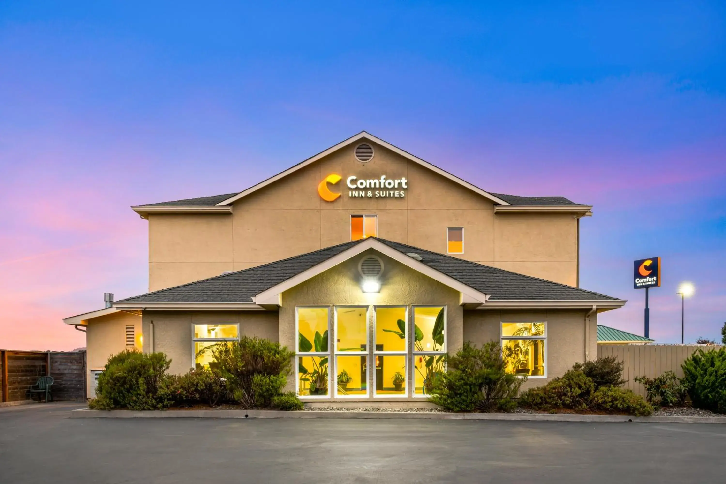 Property Building in Comfort Inn & Suites Redwood Country