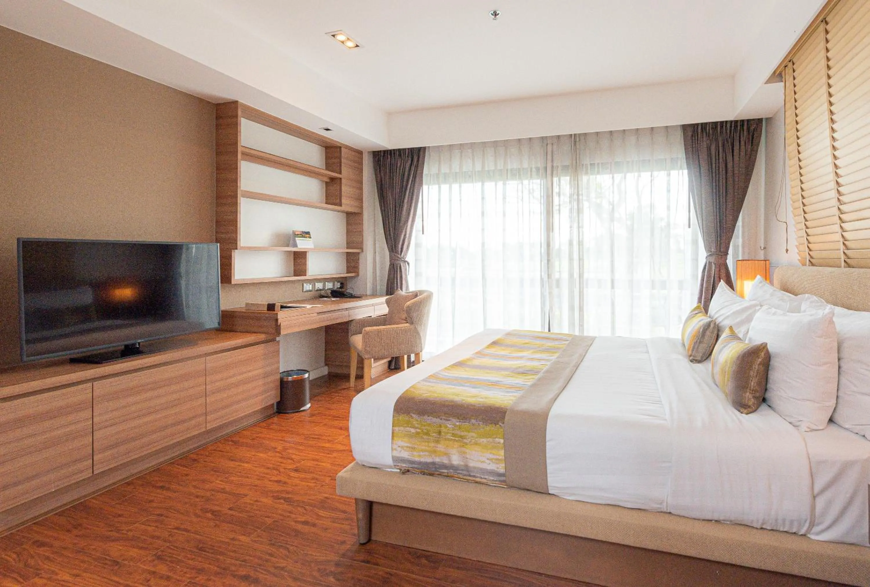 Bedroom, Bed in Summit Windmill Golf Suite Hotel at Suvarnabhumi