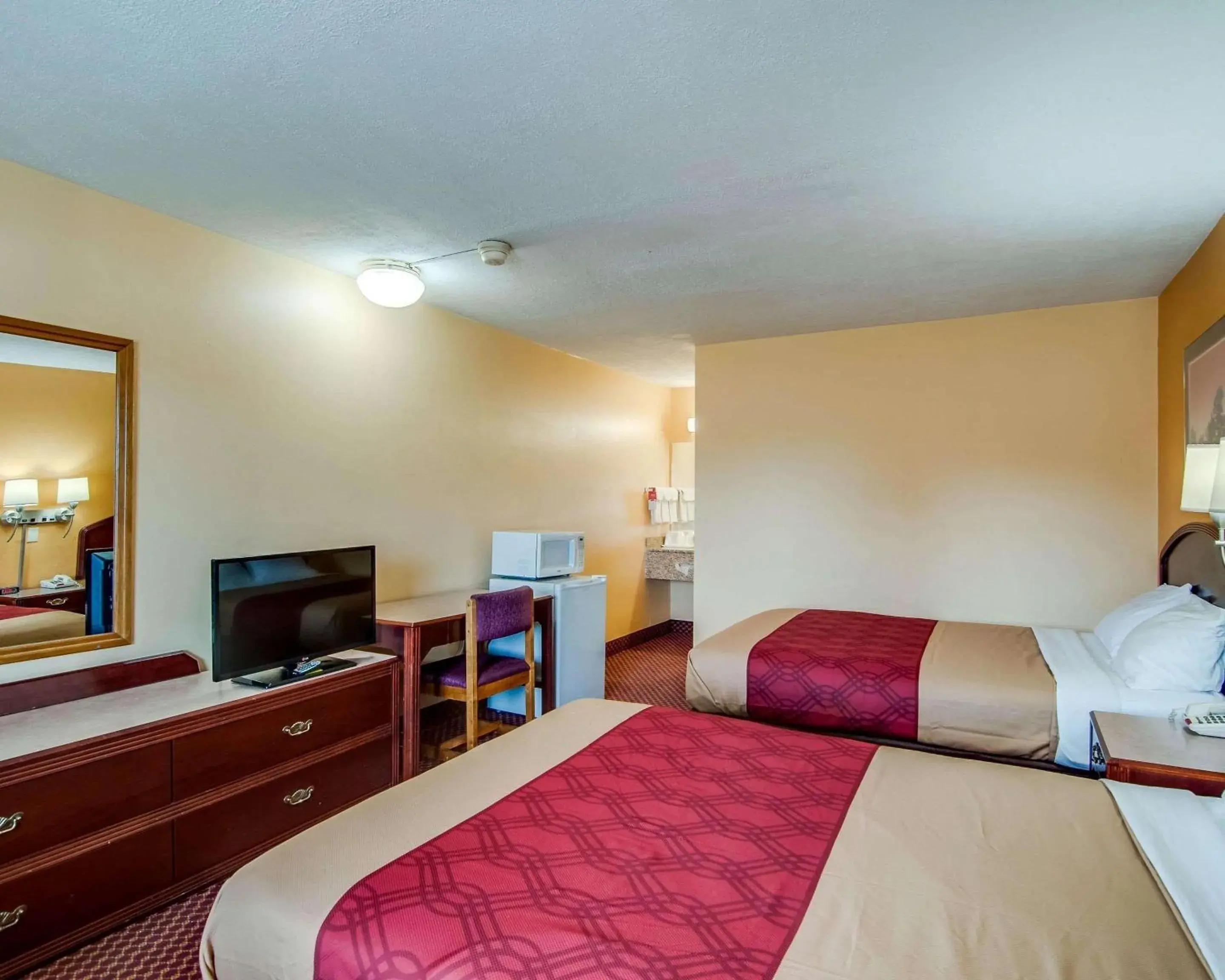 Photo of the whole room, Bed in Econo Lodge Near Bluefield College
