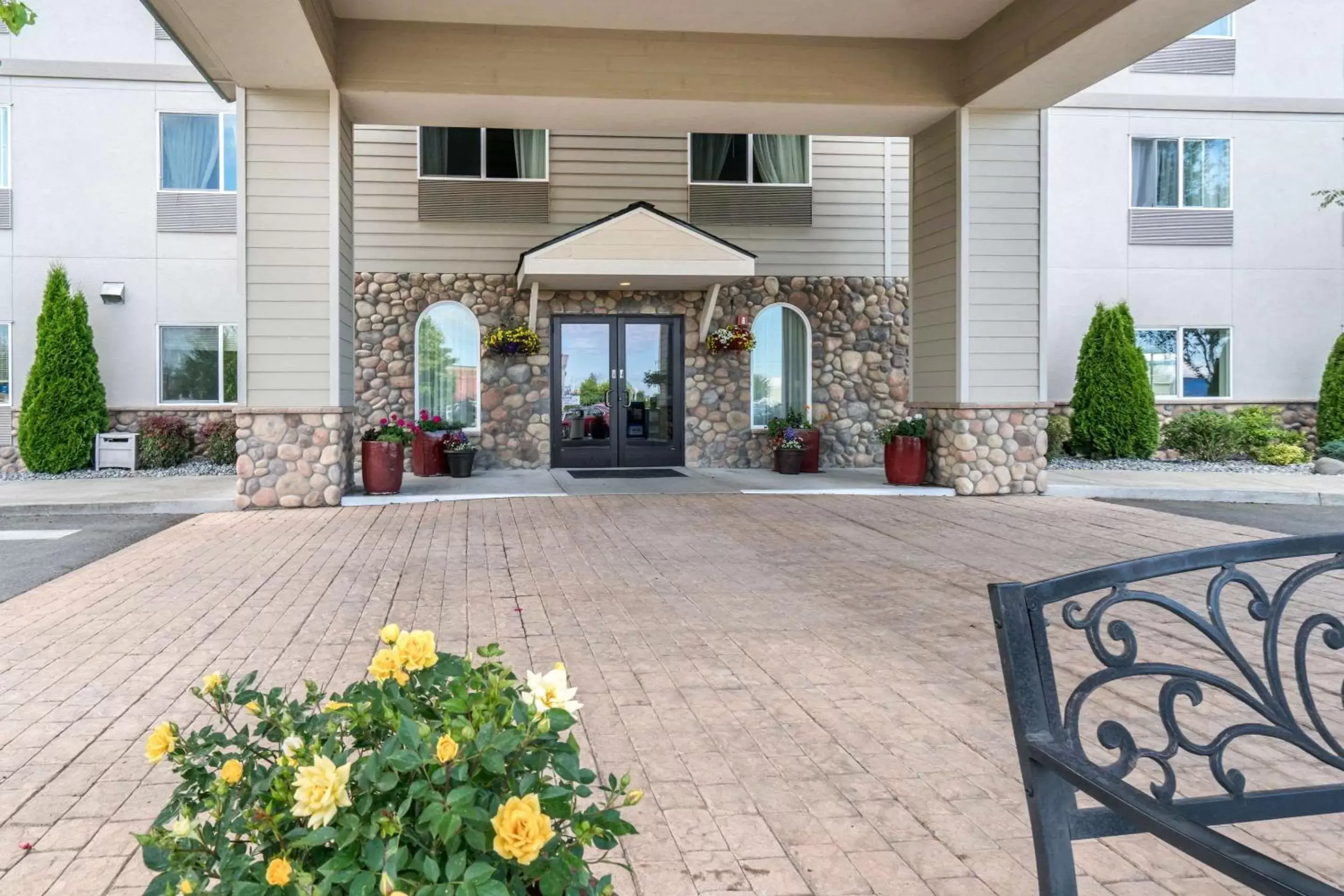 Property building in Quality Inn & Suites Sequim at Olympic National Park