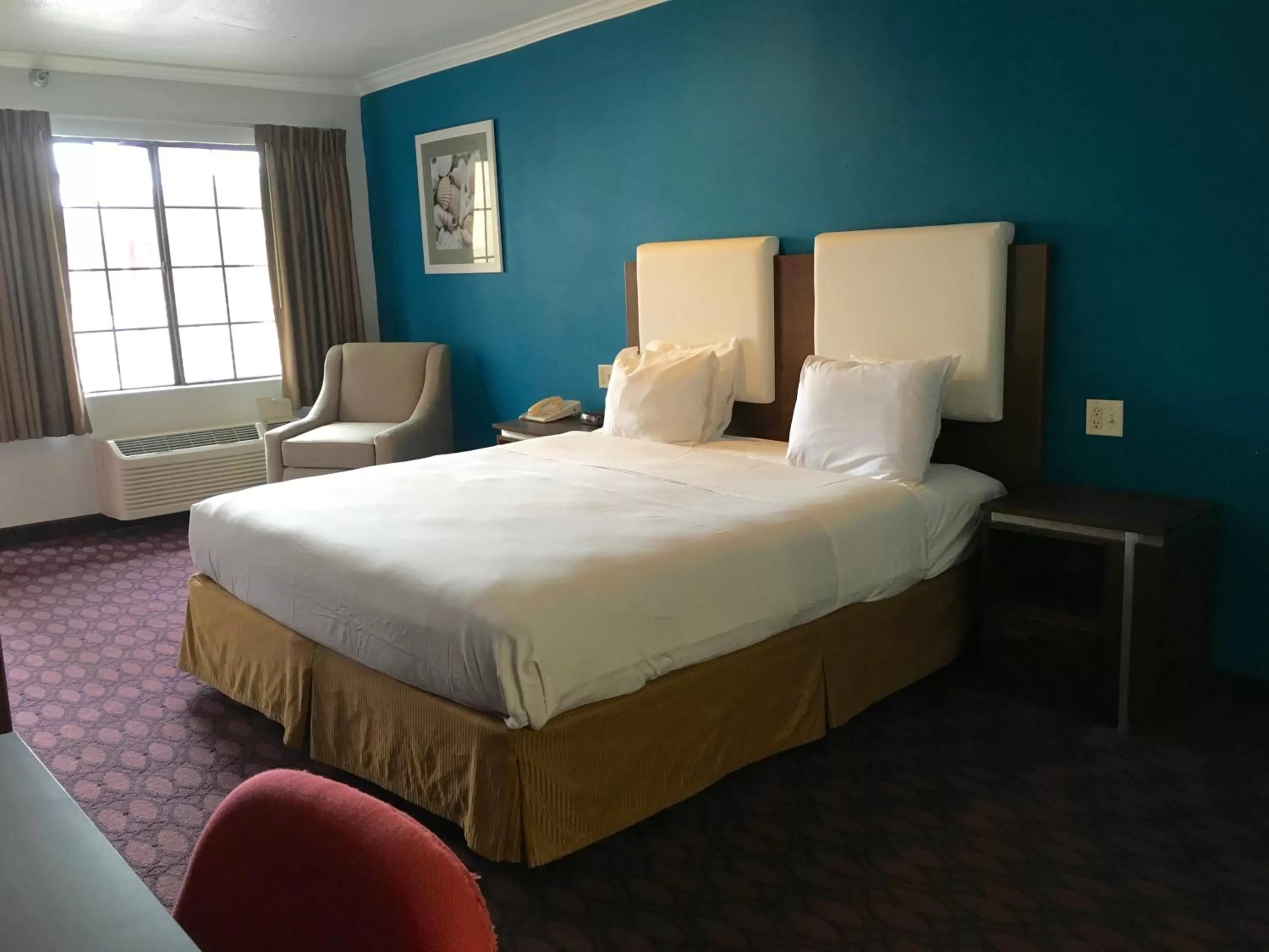 Bed in Hotel Pacific, Manhattan Beach