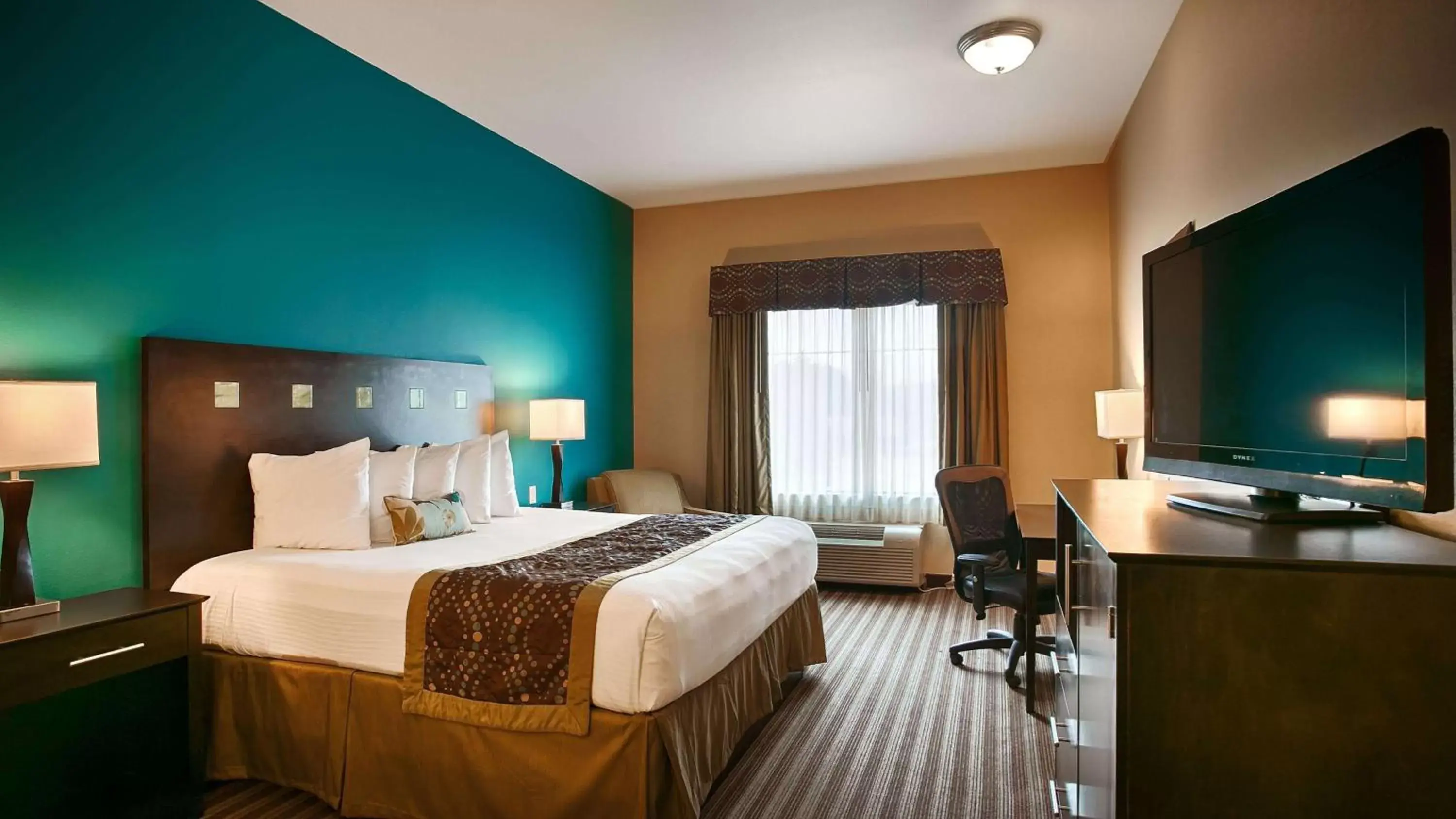 Photo of the whole room, Bed in Best Western Plus DeSoto Inn & Suites