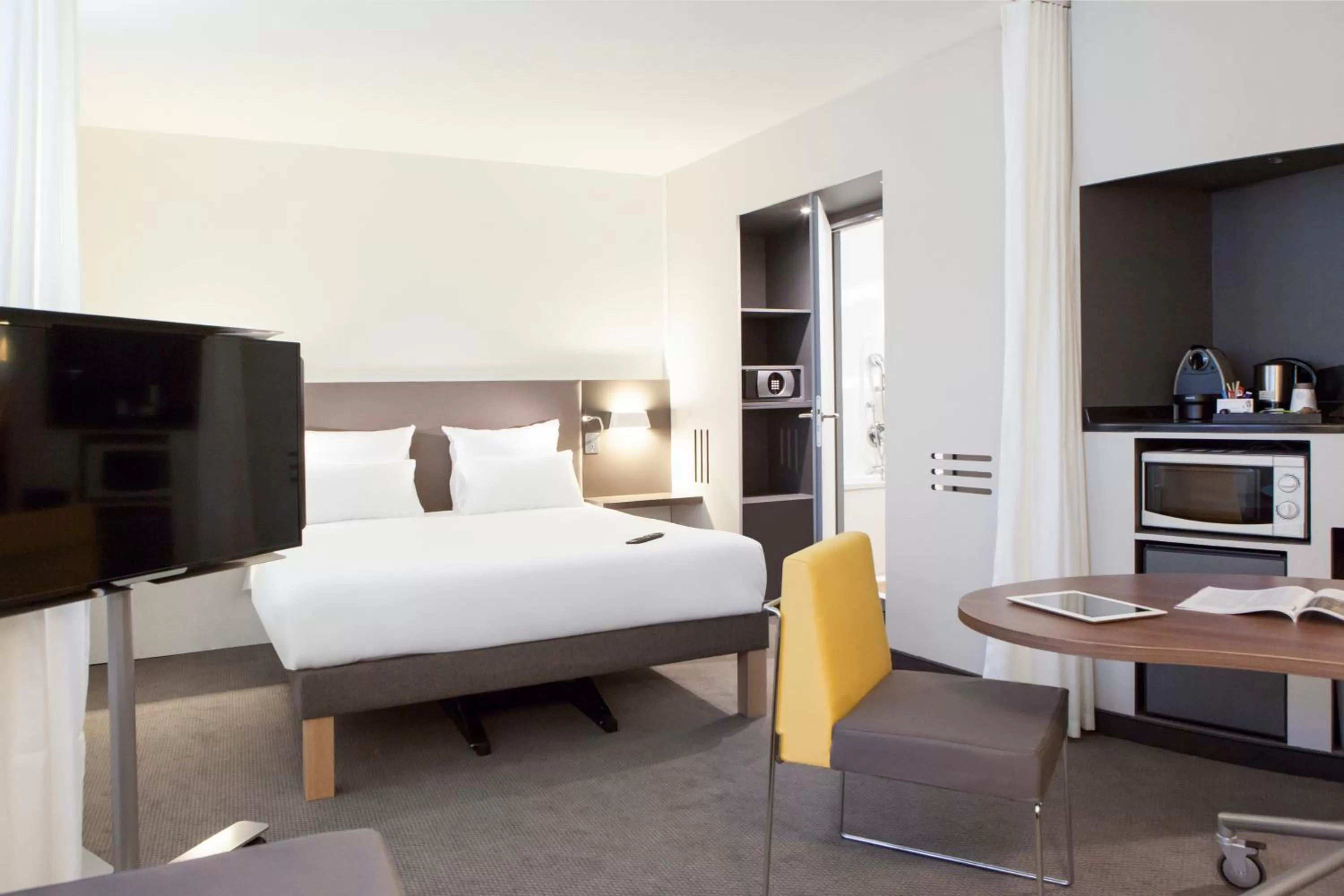 Coffee/tea facilities, Bed in Novotel Suites Paris CDG Airport Villepinte